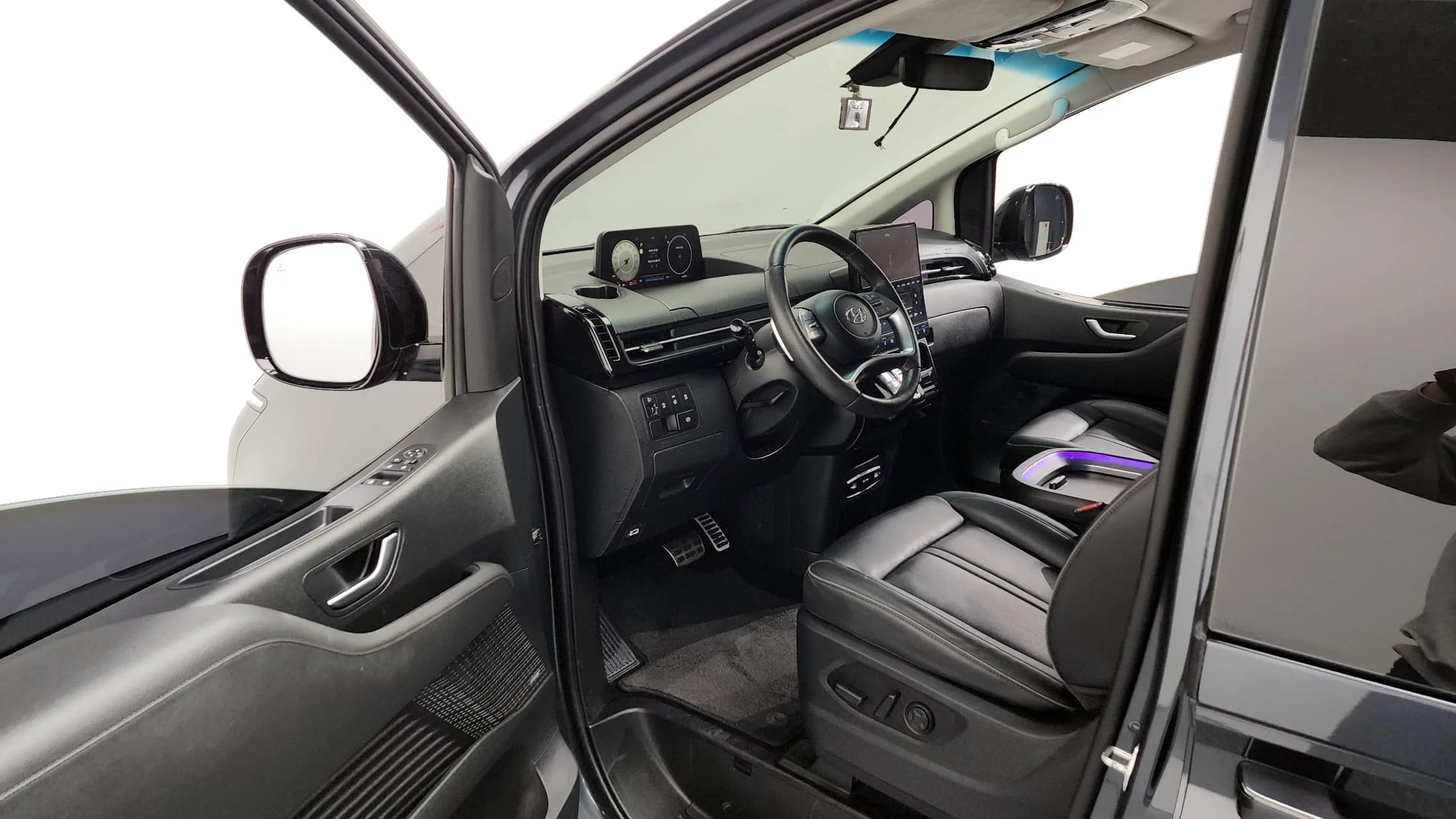 Hyundai Staria Lounge 9-Seater Prestige, 2023 г. 64409 км. — фото 10