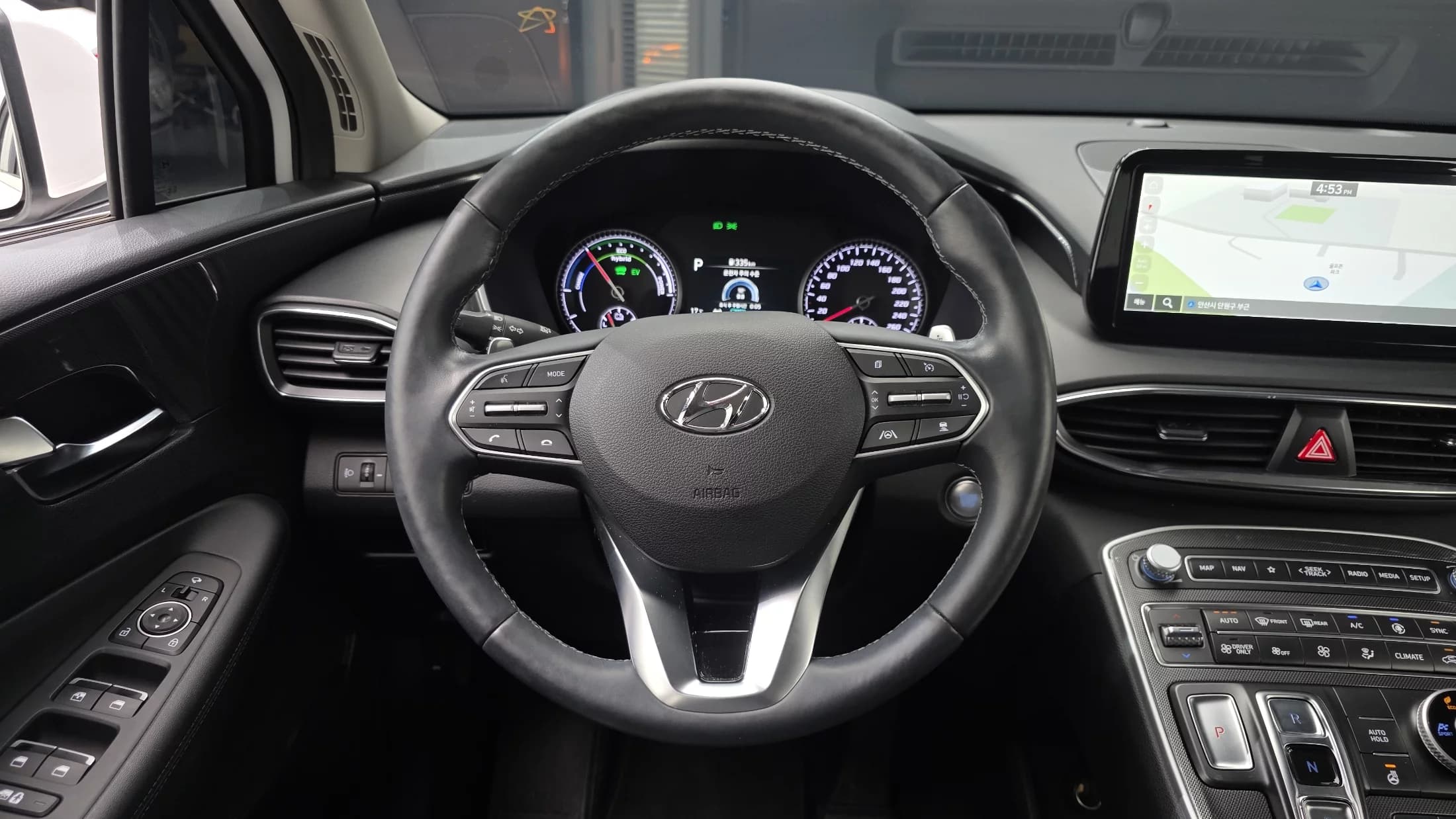 Hyundai Santa Fe HEV 1.6 4WD Exclusive, гибрид, 2023 г. 32287 км. — фото 13
