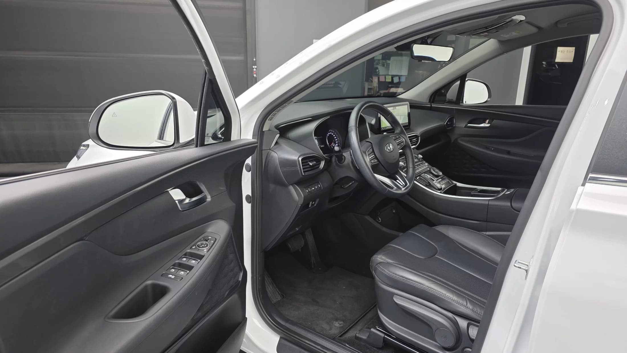 Hyundai Santa Fe HEV 1.6 4WD Exclusive, гибрид, 2023 г. 32287 км. — фото 10
