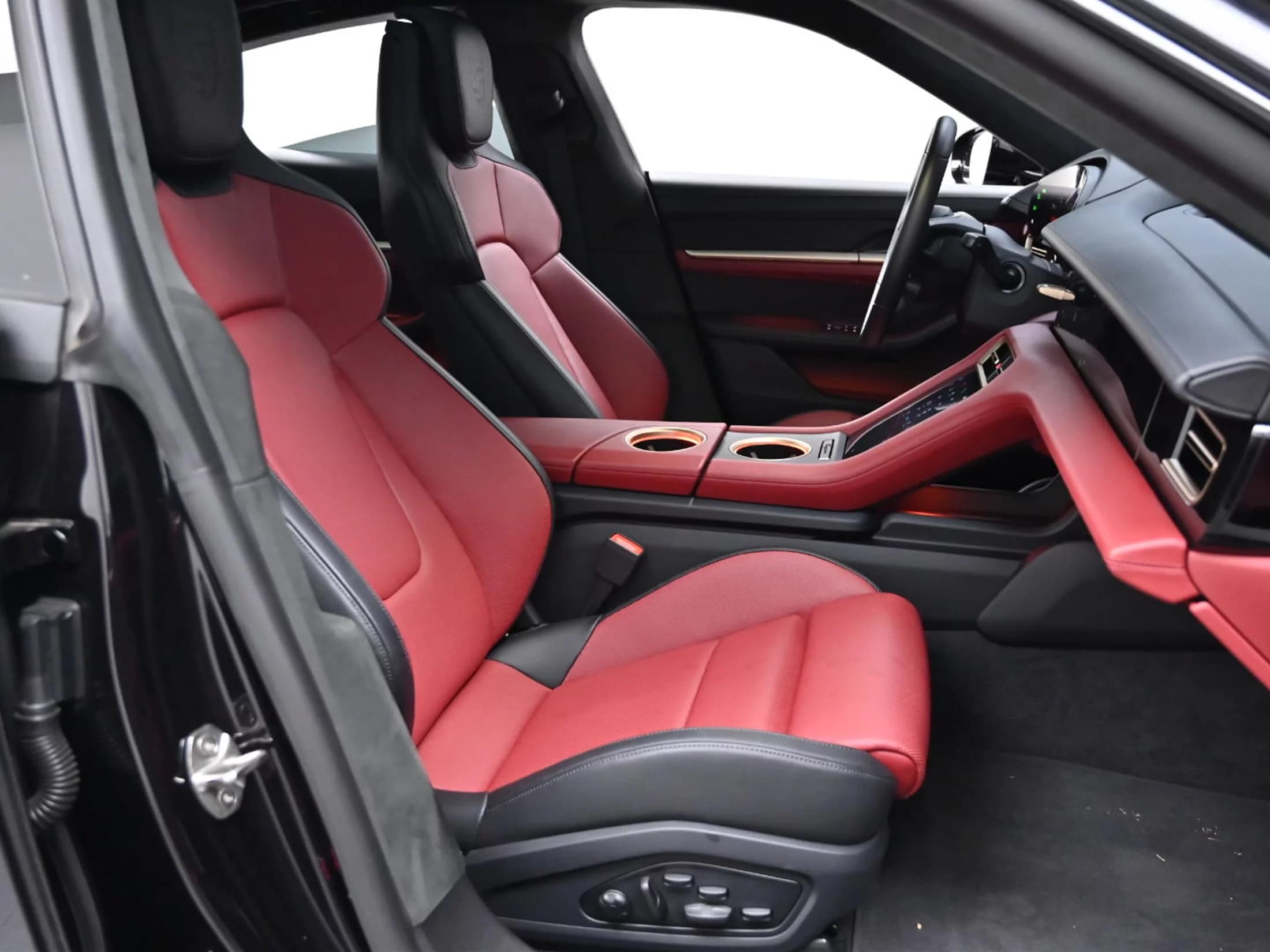 Porsche TAYCAN Turbo, электромобиль, 2025 г. 5850 км. — фото 10
