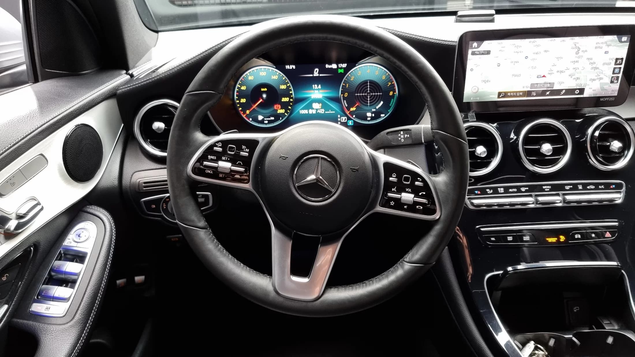 Mercedes-Benz GLC-Class GLC300e 4MATIC, гибрид, 2021 г. 39124 км. — фото 13