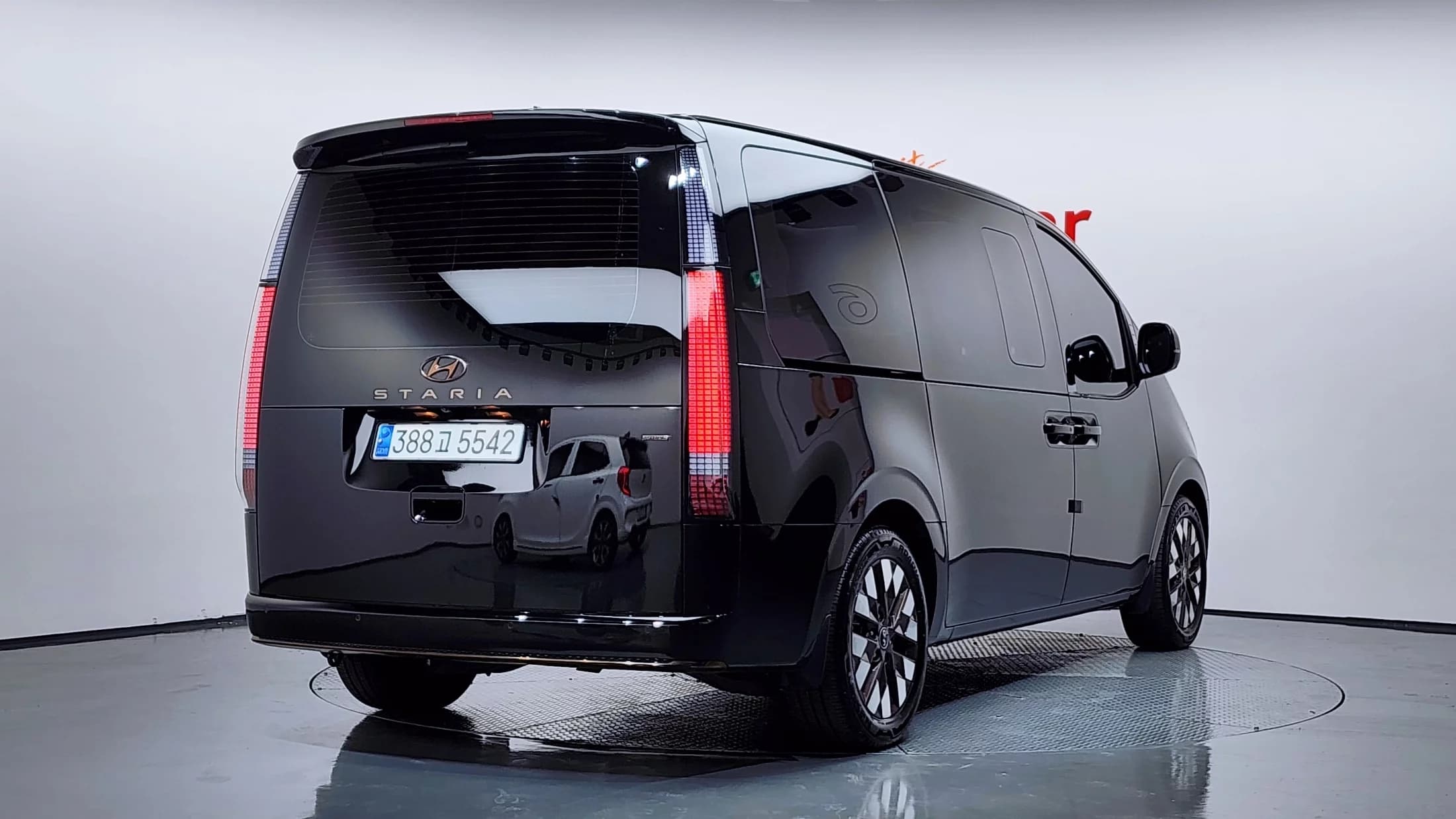 Hyundai Staria 4WD Lounge 7-Seater Inspiration, 2023 г. 16595 км. — фото 2