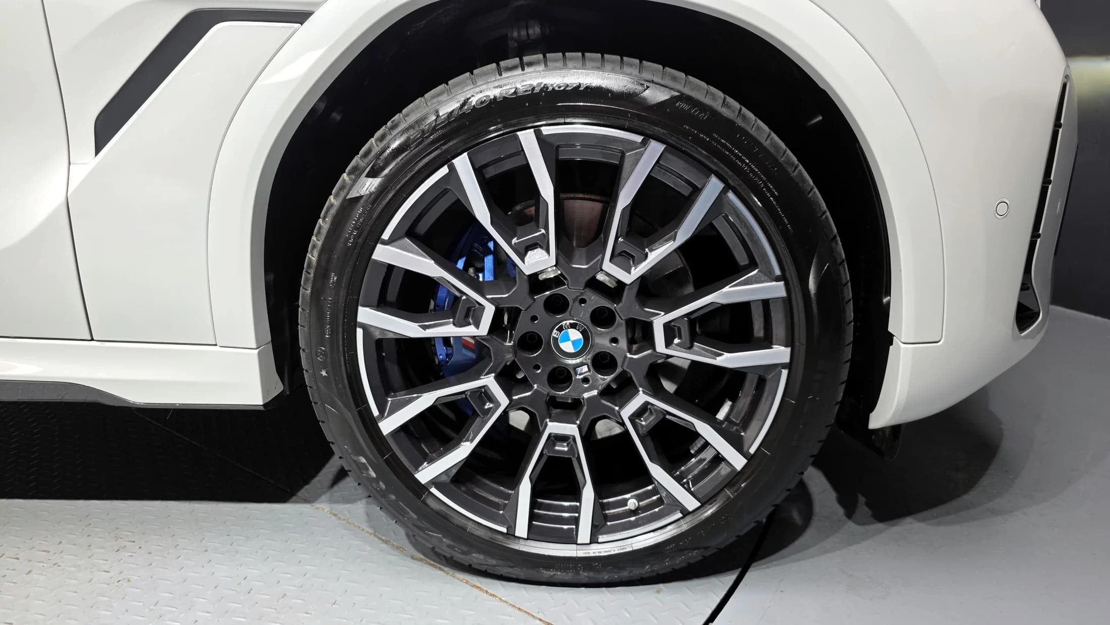 BMW X6 xDrive40i M Sport, 2023 г. 14955 км. — фото 5