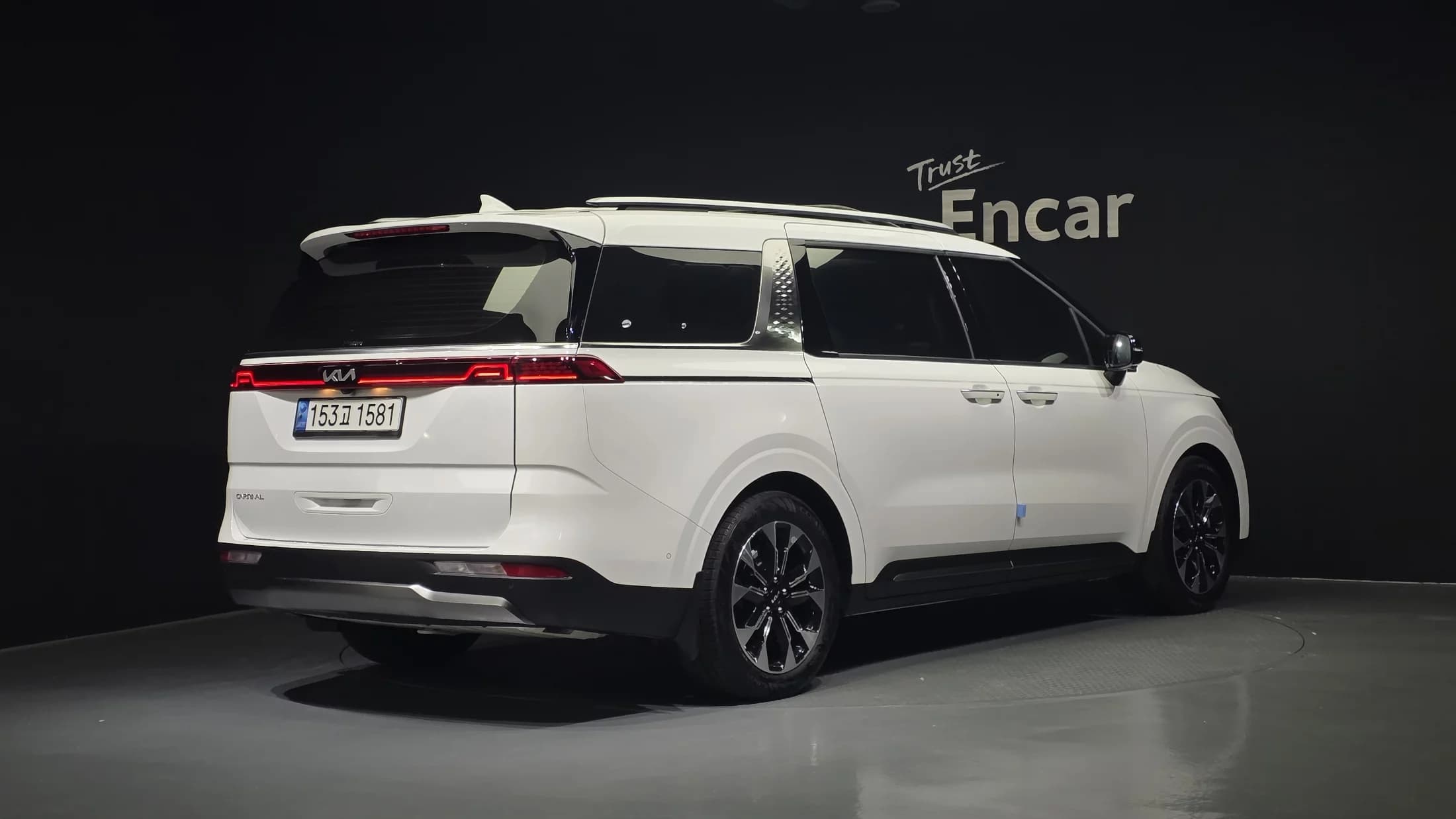 Kia Carnival 9-Seater Signature, 2023 г. 18046 км. — фото 2