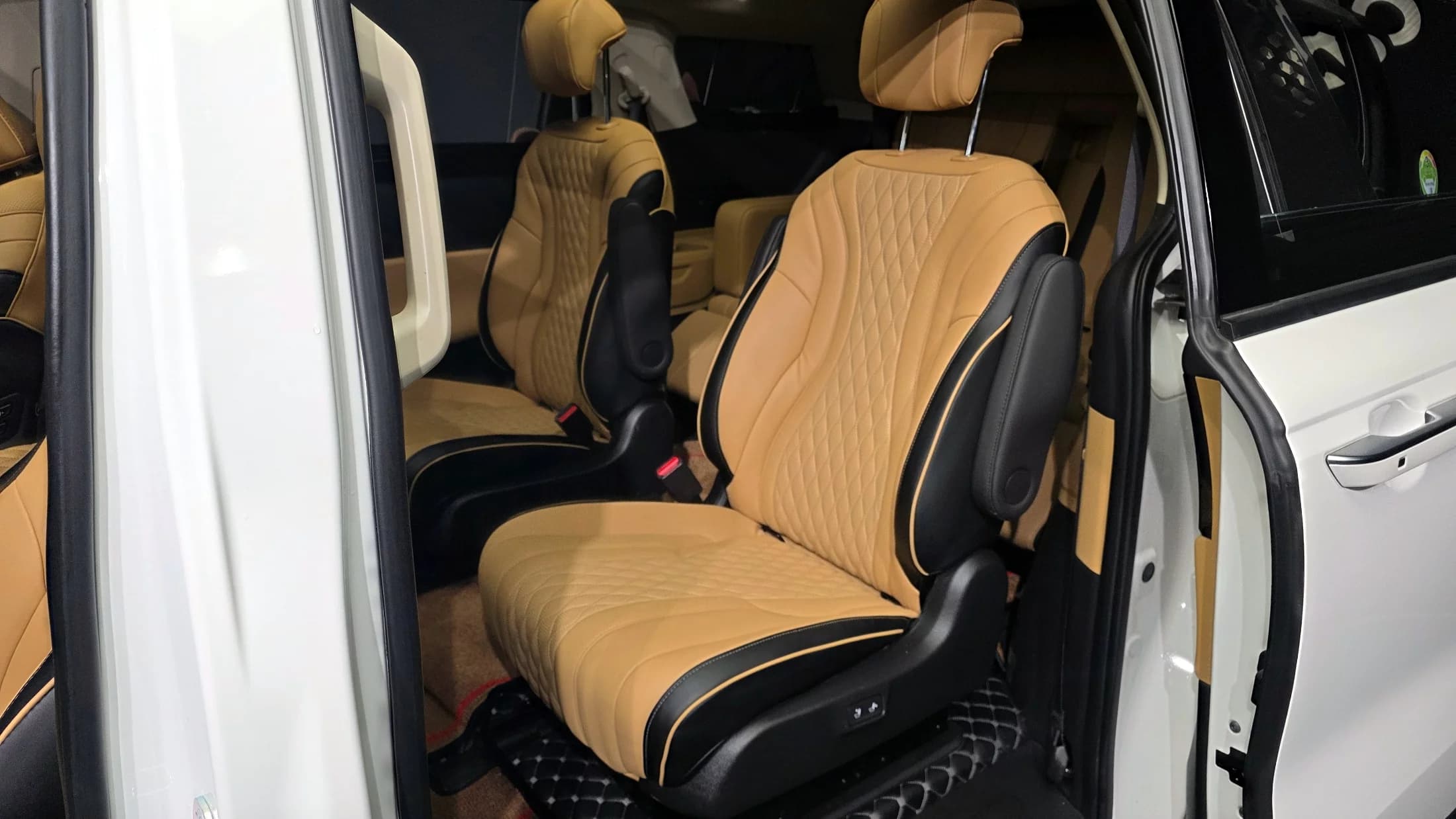Kia Carnival 9-Seater Signature, 2023 г. 18046 км. — фото 11