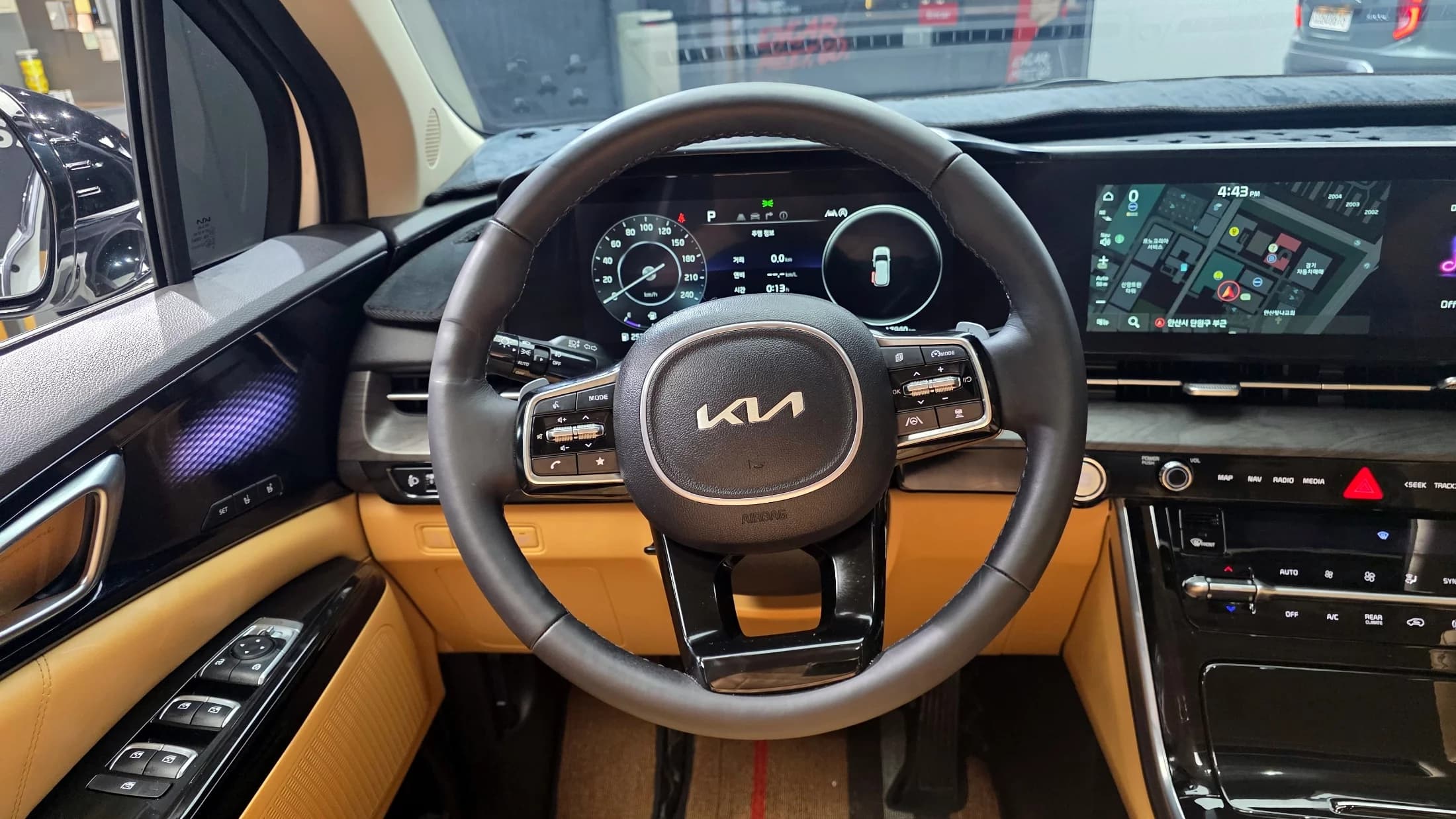 Kia Carnival 9-Seater Signature, 2023 г. 18046 км. — фото 13
