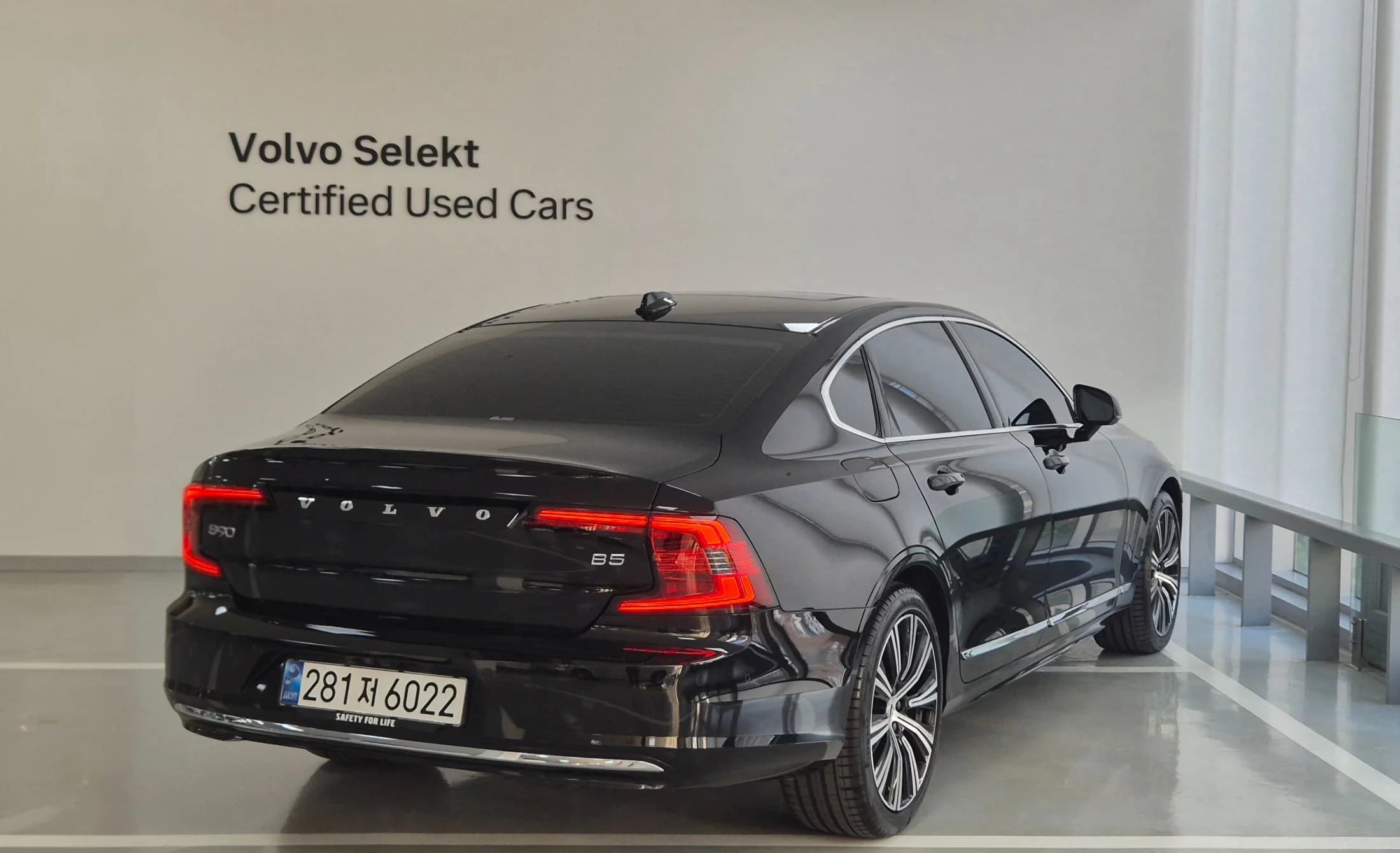 Volvo S90 B5 Ultimate Bright, 2024 г. 13037 км. — фото 2