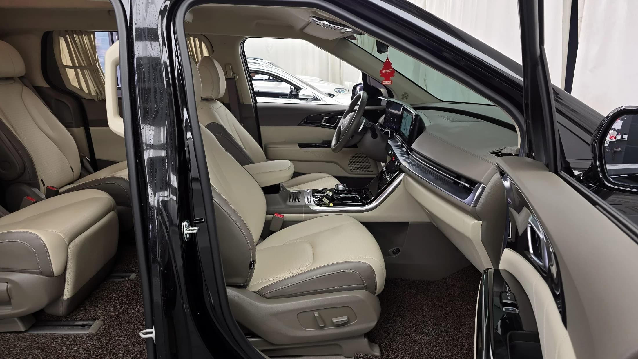 Kia Carnival Gasoline 7-Seater Hi-Limousine Signature, 2023 г. 61431 км. — фото 11
