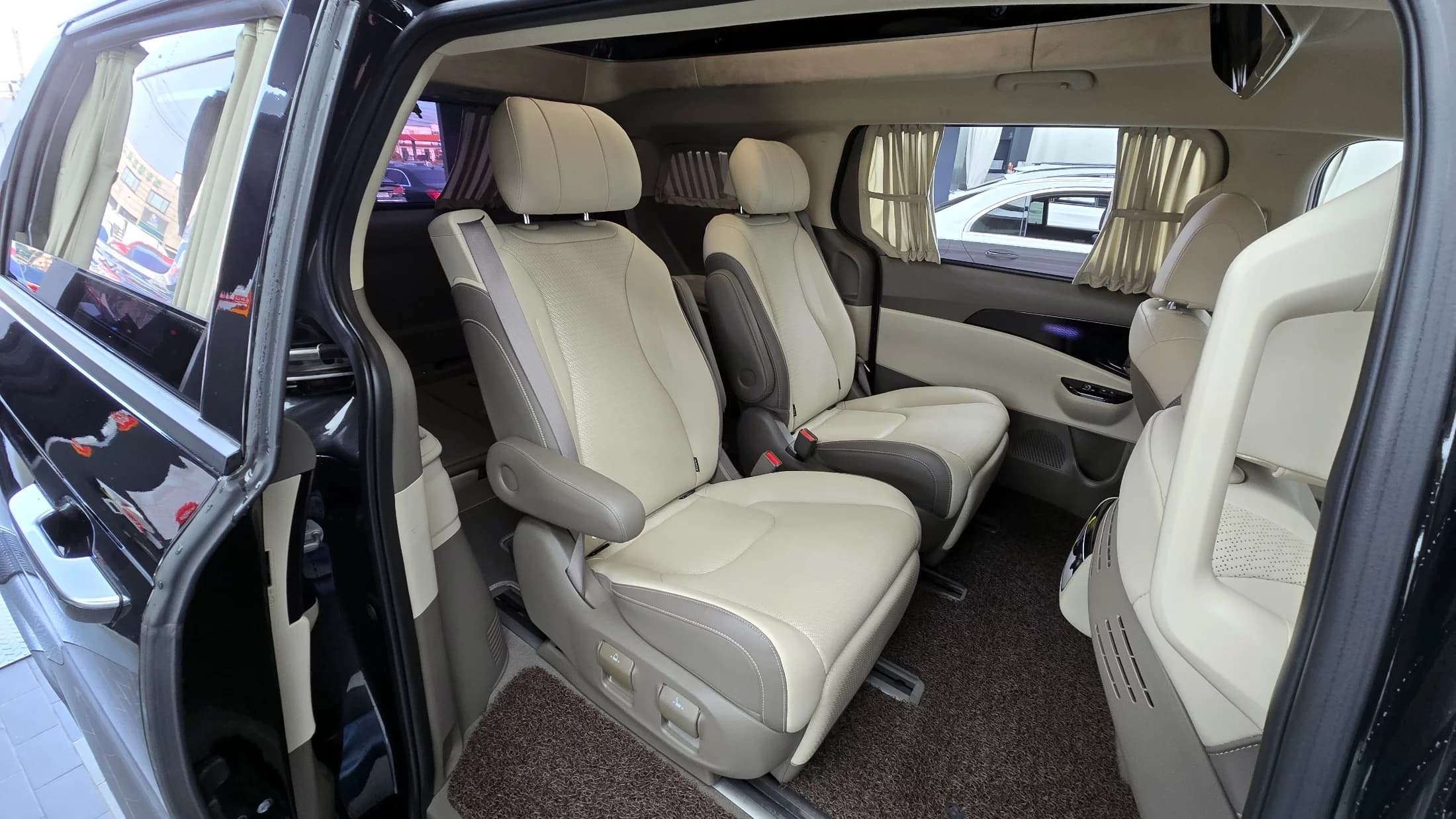 Kia Carnival Gasoline 7-Seater Hi-Limousine Signature, 2023 г. 61431 км. — фото 12
