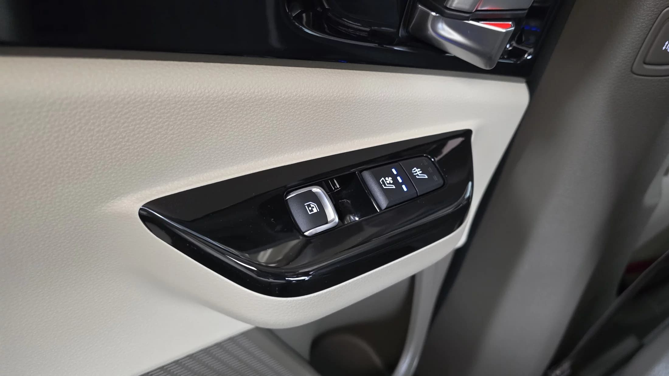 Kia Carnival Gasoline 7-Seater Hi-Limousine Signature, 2023 г. 61431 км. — фото 19