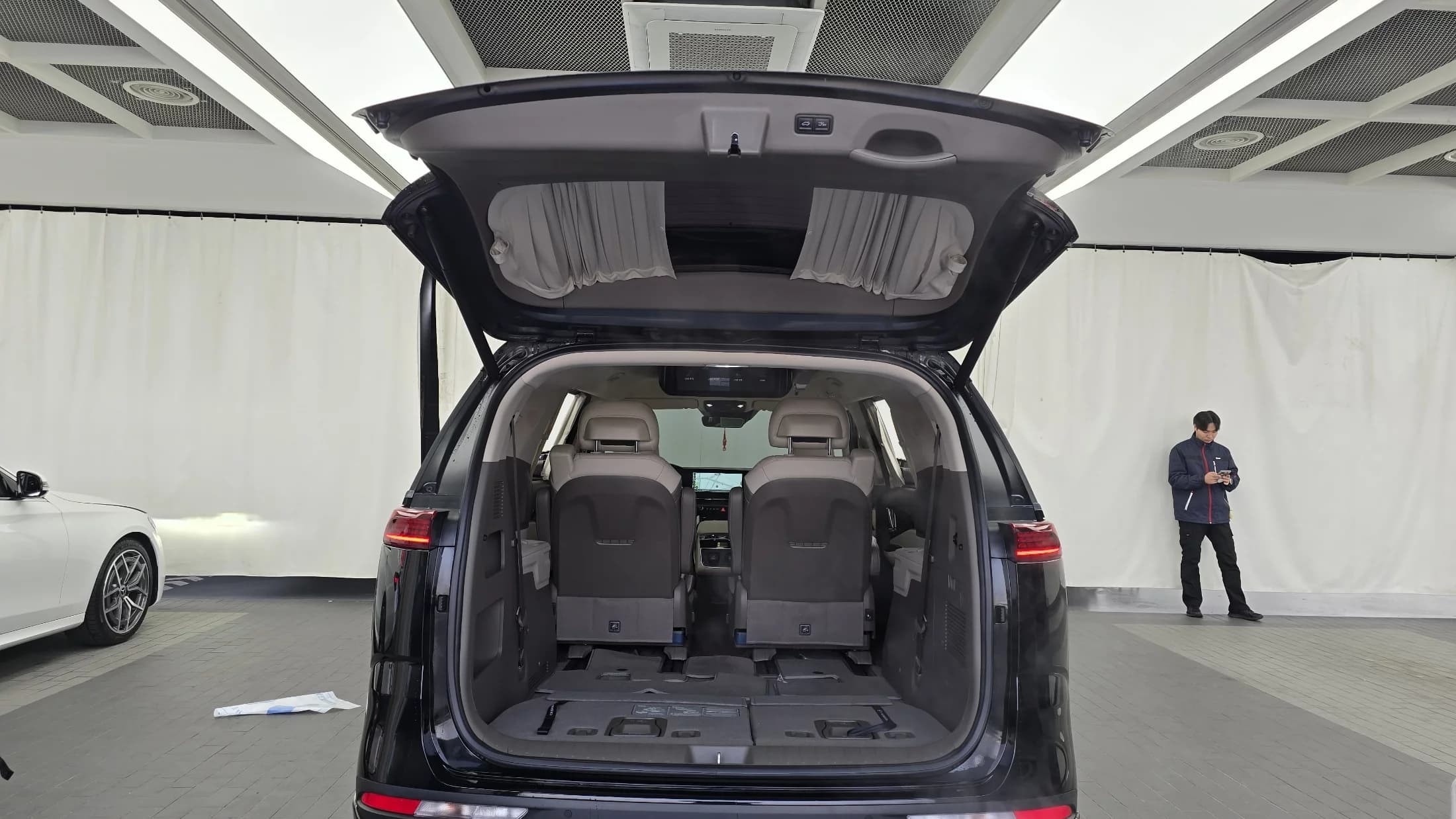 Kia Carnival Gasoline 7-Seater Hi-Limousine Signature, 2023 г. 61431 км. — фото 20