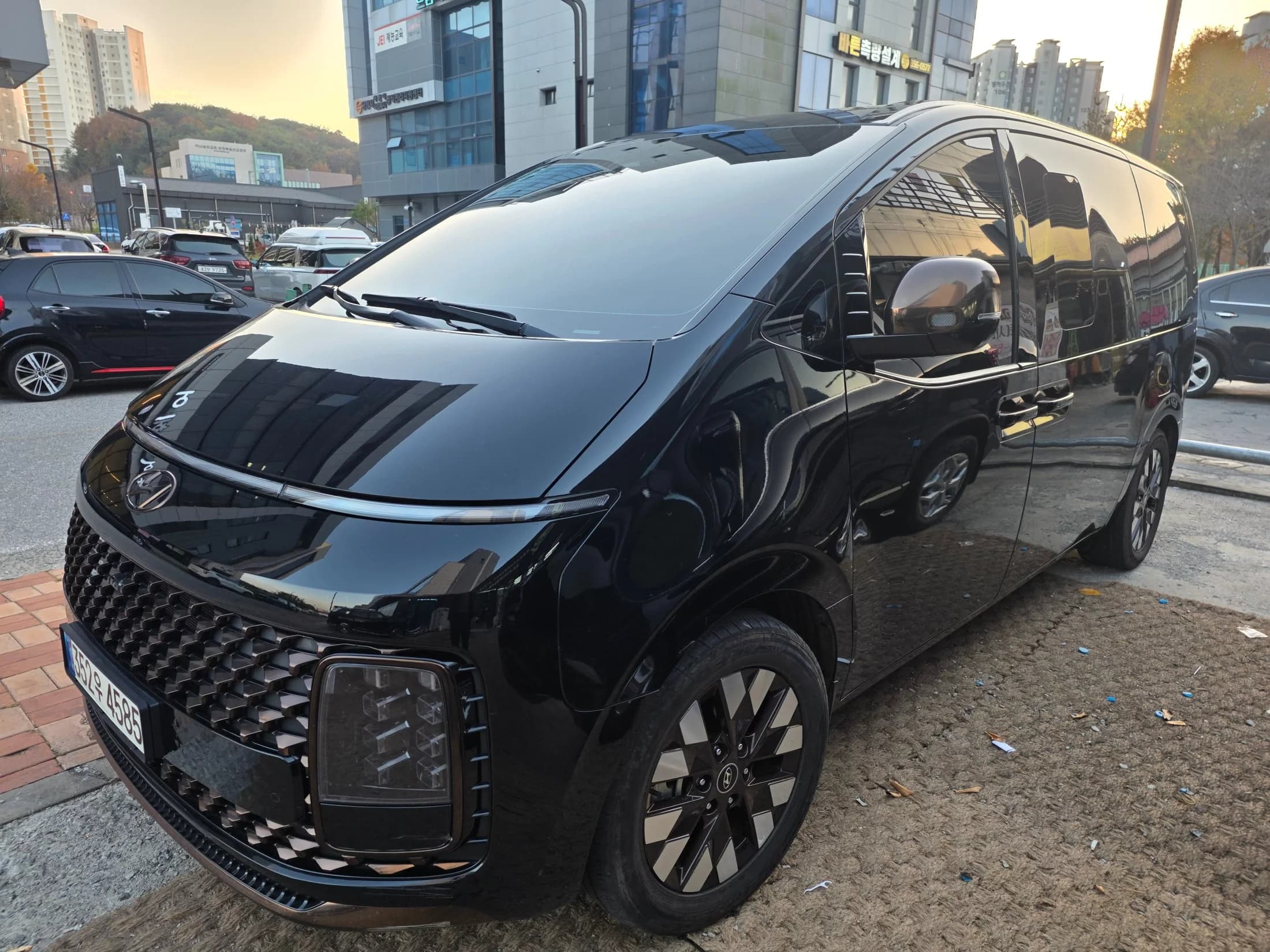Hyundai Staria 4WD Lounge 9-Seater Inspiration, 2022 г. 54137 км. — фото 2