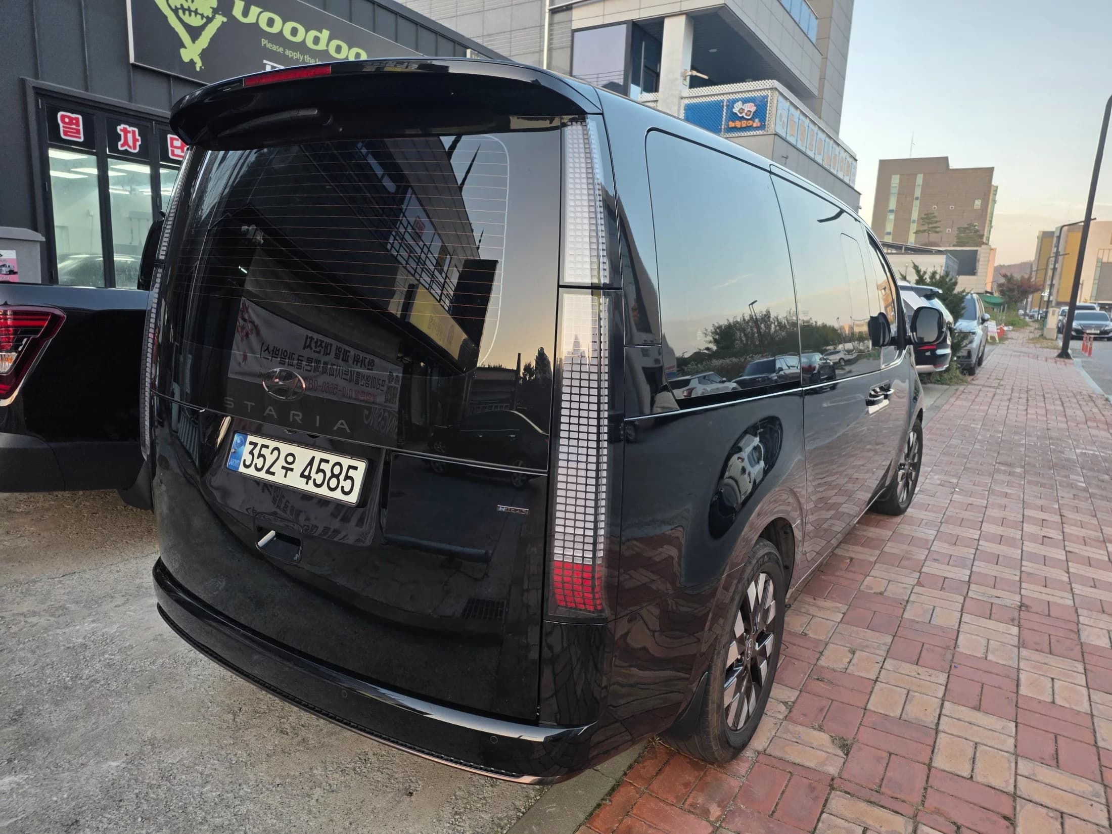 Hyundai Staria 4WD Lounge 9-Seater Inspiration, 2022 г. 54137 км. — фото 4