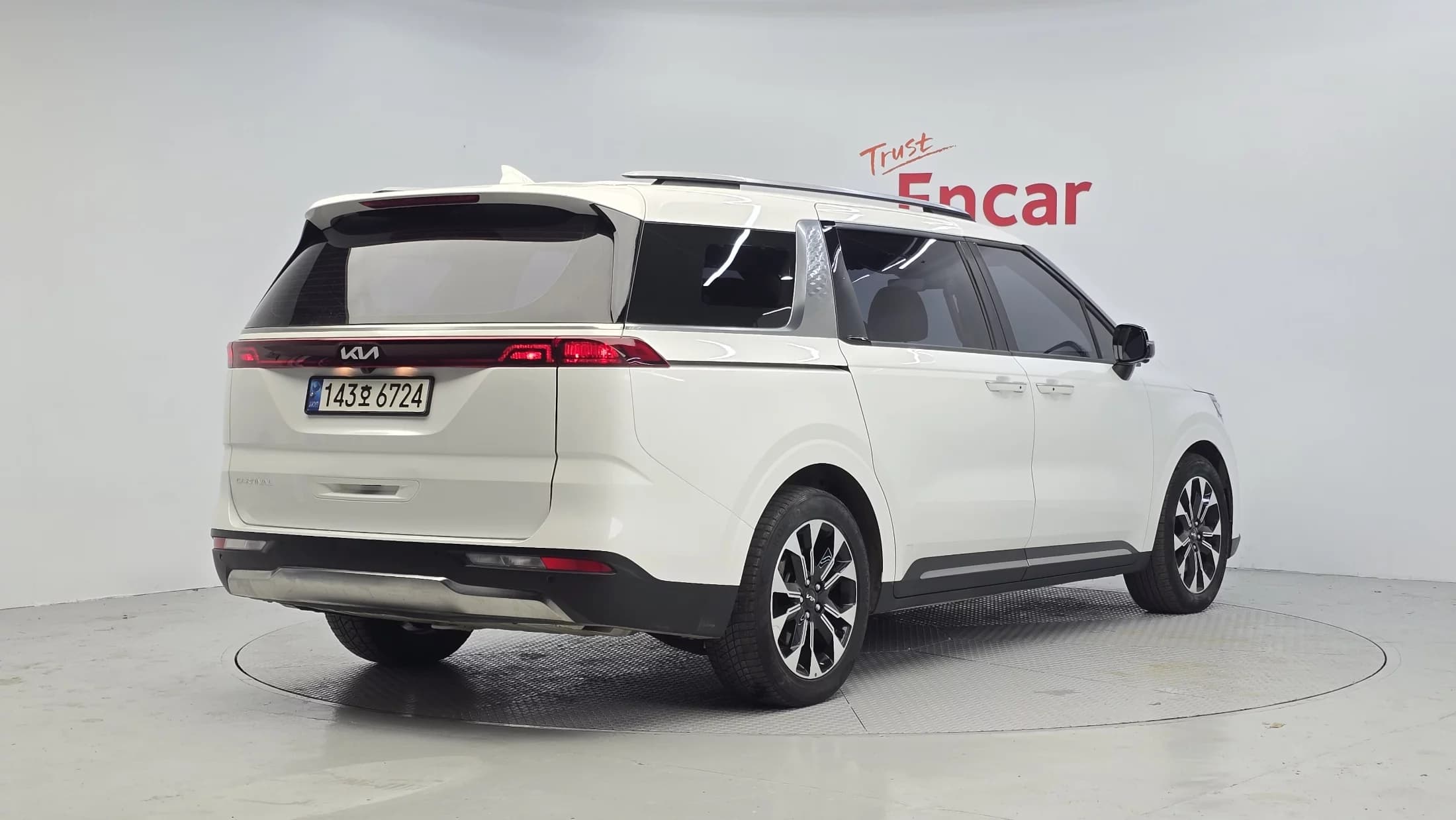 Kia Carnival 7-Seater Noblesse, 2021 г. 143035 км. — фото 2