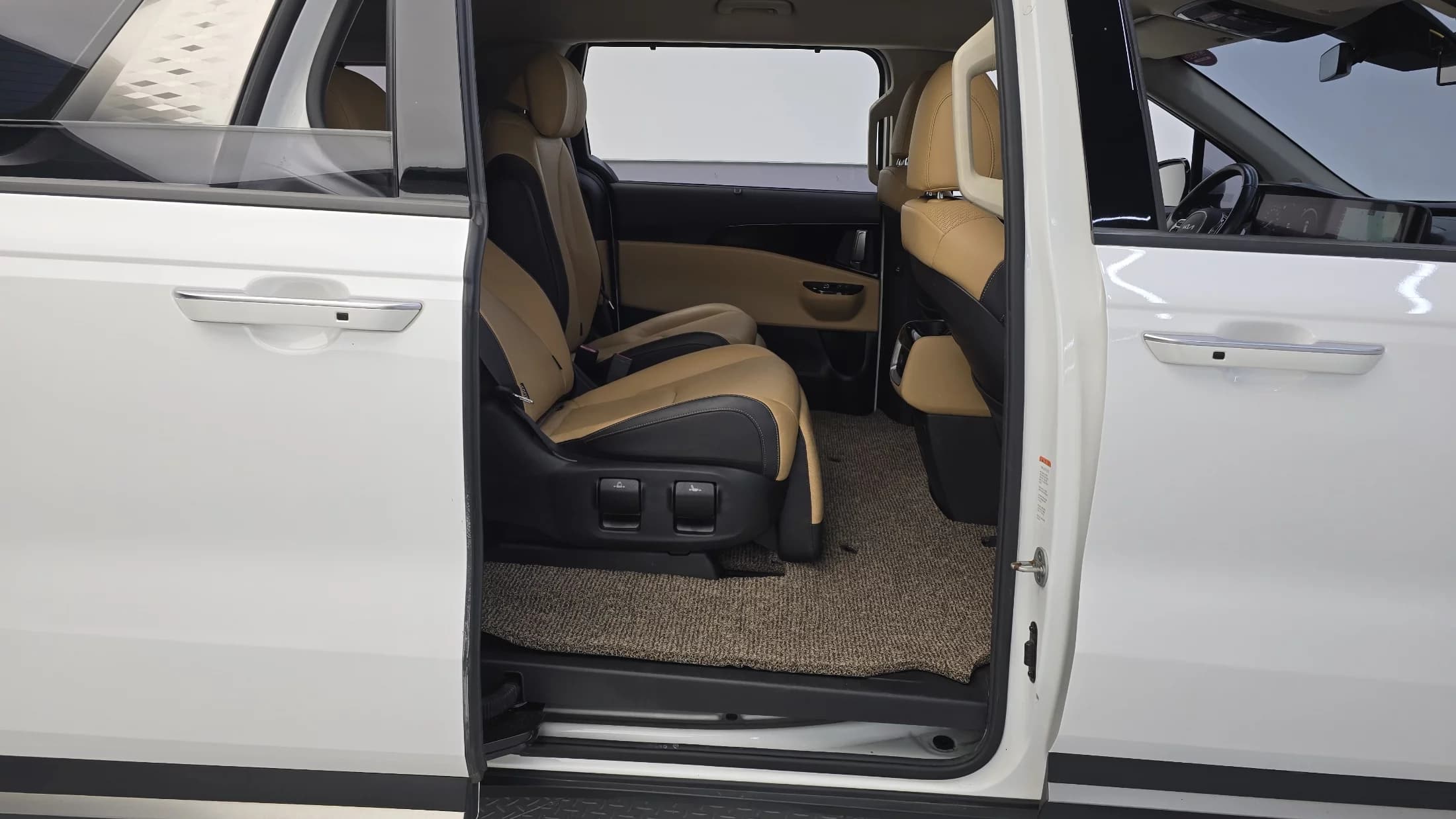 Kia Carnival 7-Seater Noblesse, 2021 г. 143035 км. — фото 12