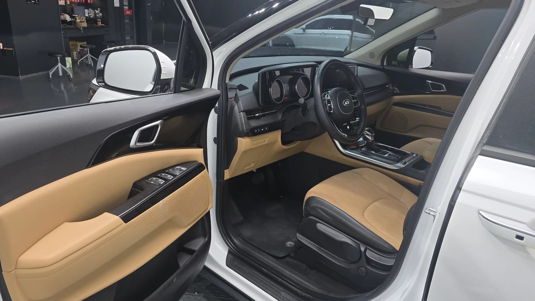 Kia Carnival 9-Seater Prestige, 2021 г. 91826 км. — фото 11