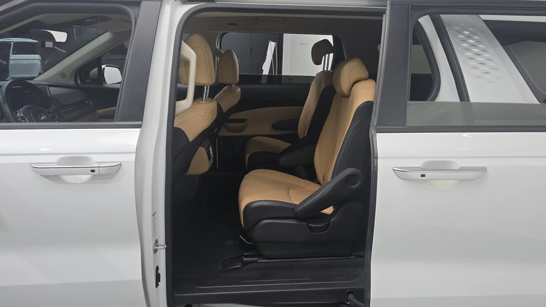 Kia Carnival 9-Seater Prestige, 2021 г. 91826 км. — фото 12