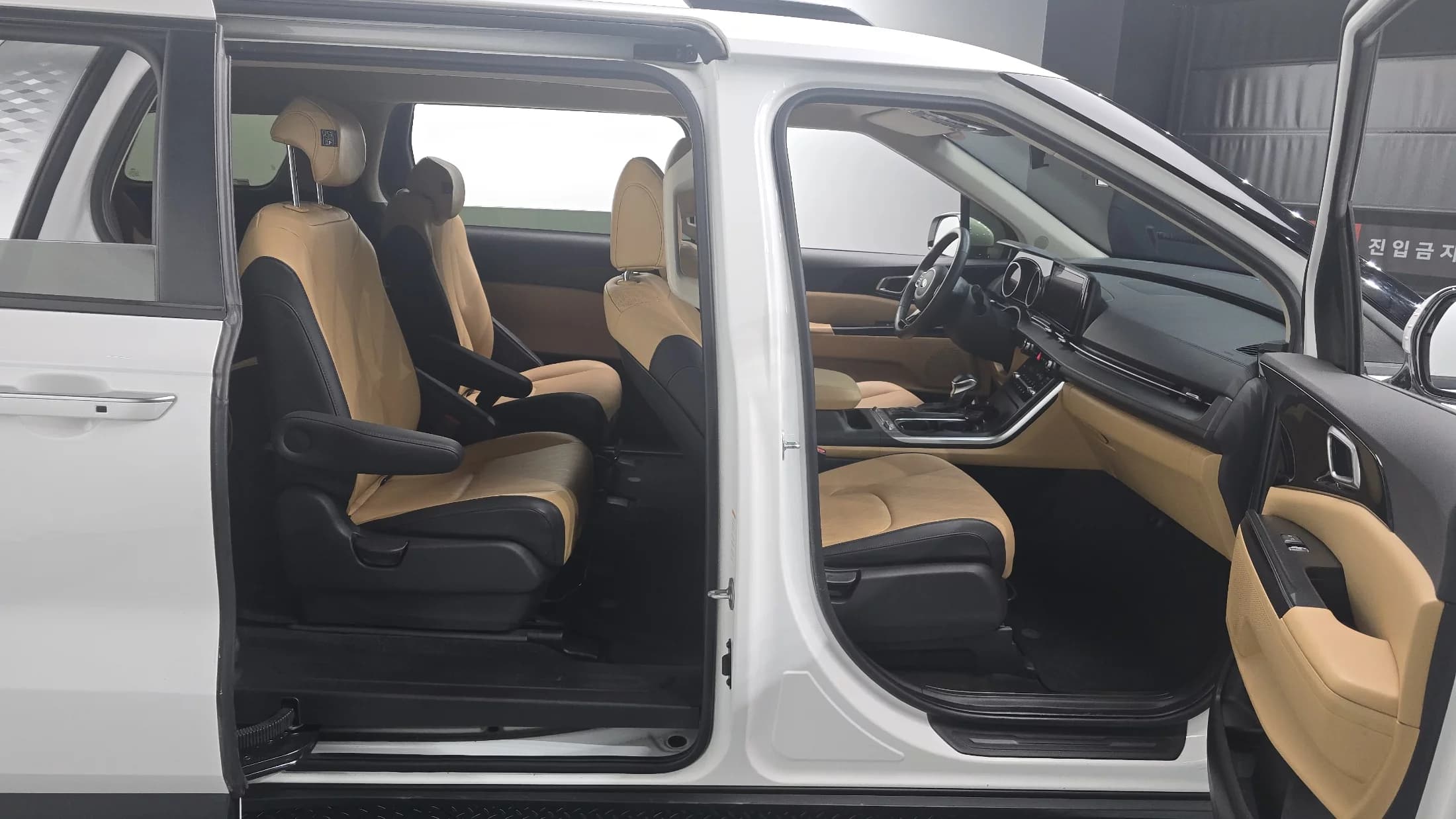 Kia Carnival 9-Seater Prestige, 2021 г. 91826 км. — фото 10