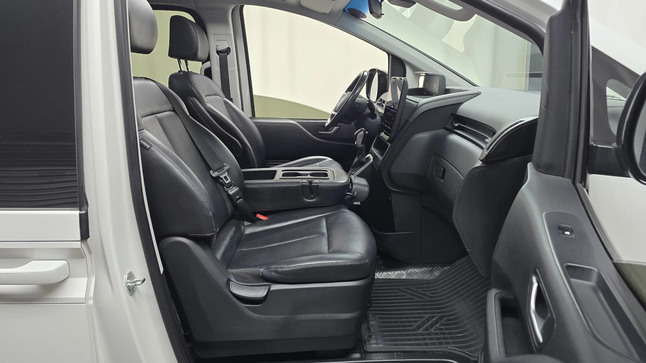 Hyundai Staria 4WD Tourer 11-Seater Modern, 2022 г. 71479 км. — фото 10