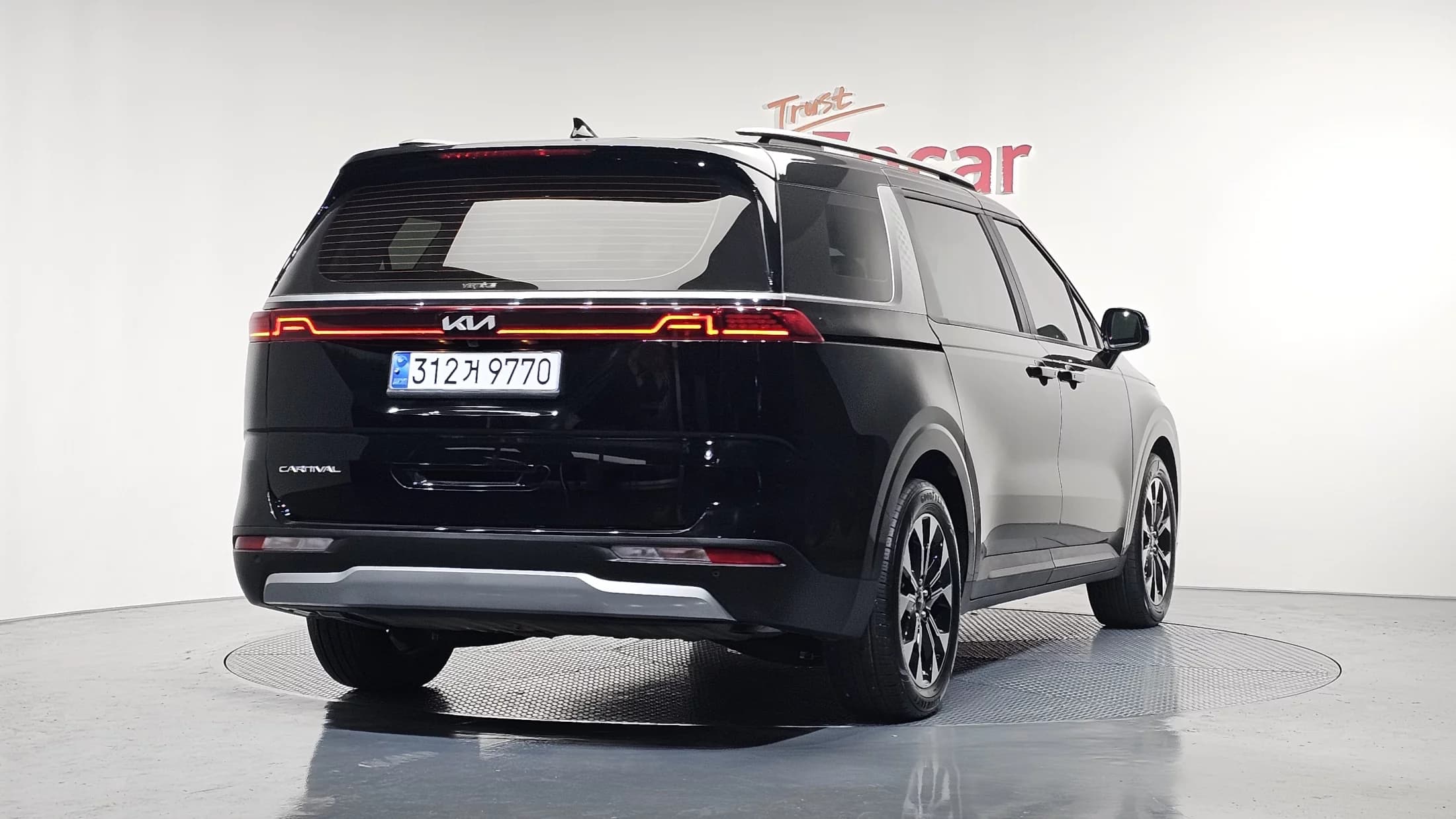 Kia Carnival 9-Seater Prestige, 2022 г. 38331 км. — фото 2
