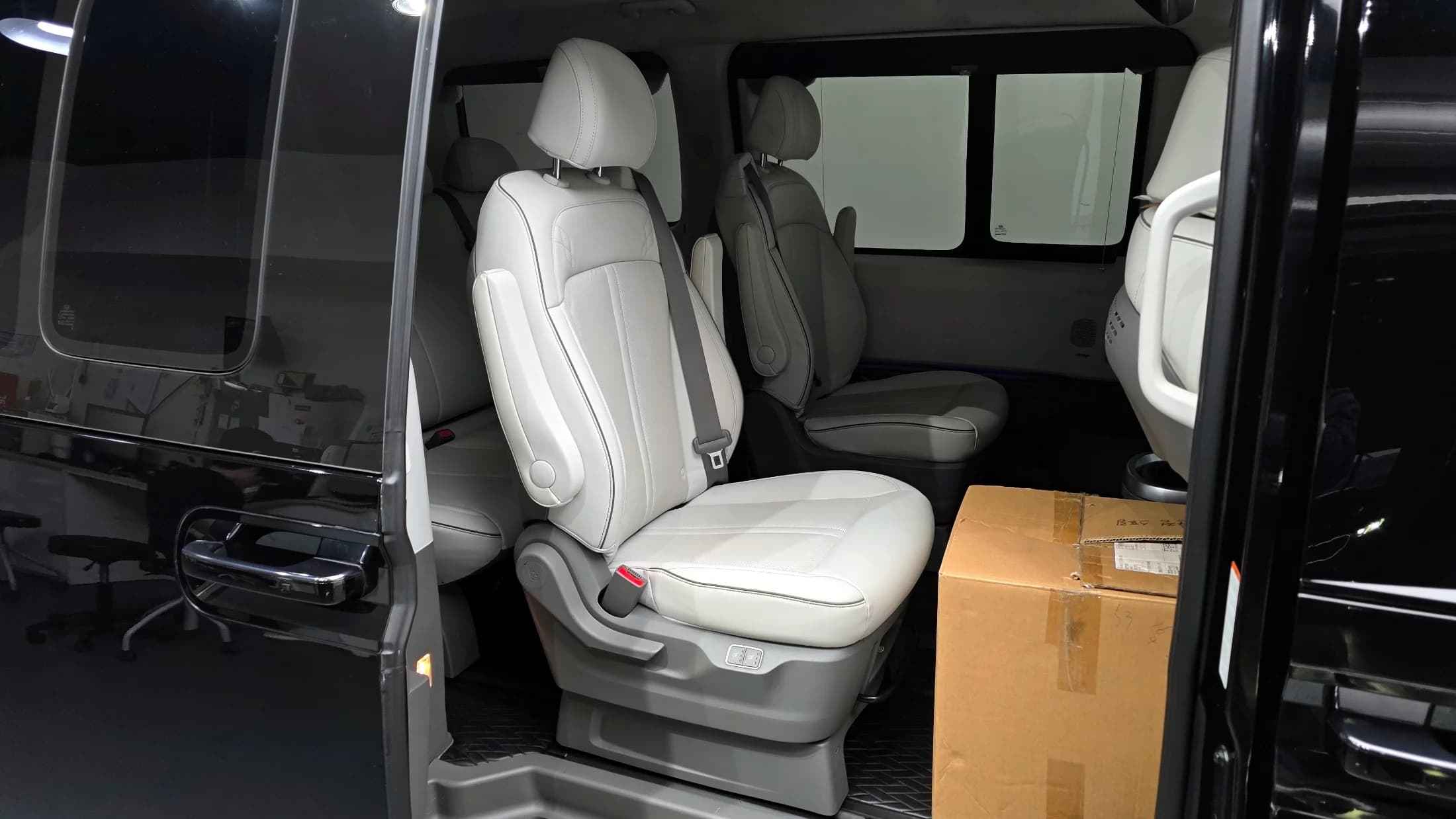Hyundai Staria 4WD Lounge 9-Seater Limousine, 2022 г. 51542 км. — фото 12