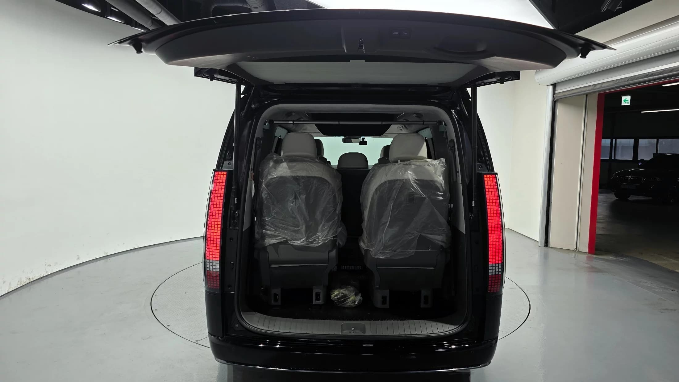 Hyundai Staria 4WD Lounge 9-Seater Limousine, 2022 г. 51542 км. — фото 20