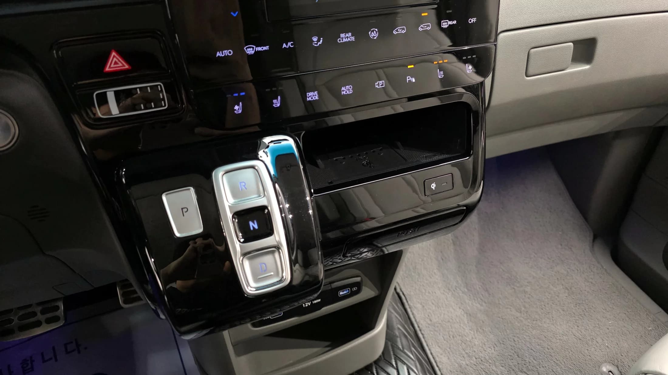 Hyundai Staria 4WD Lounge 9-Seater Limousine, 2022 г. 51542 км. — фото 9
