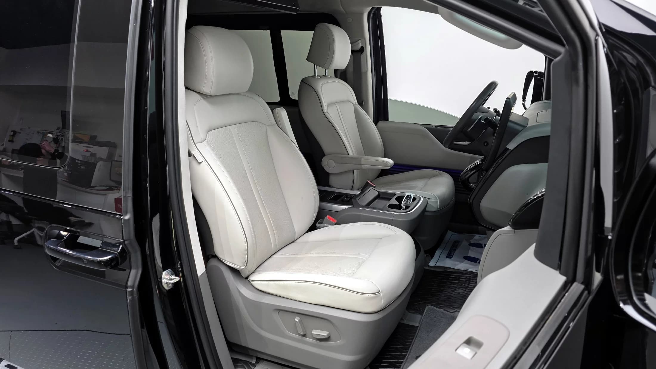 Hyundai Staria 4WD Lounge 9-Seater Limousine, 2022 г. 51542 км. — фото 10
