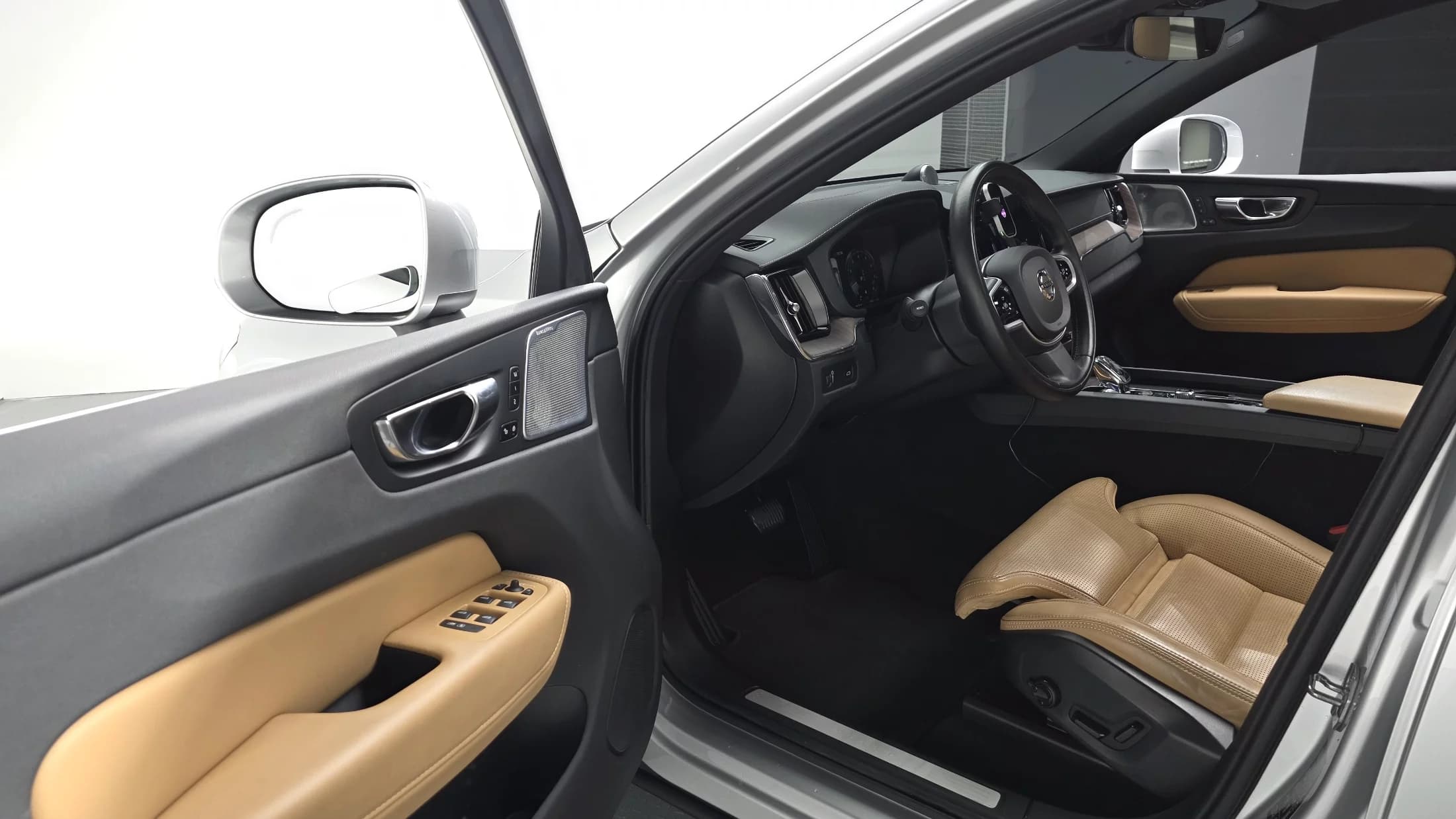 Volvo XC60 B5 Inscription, 2021 г. 75303 км. — фото 12