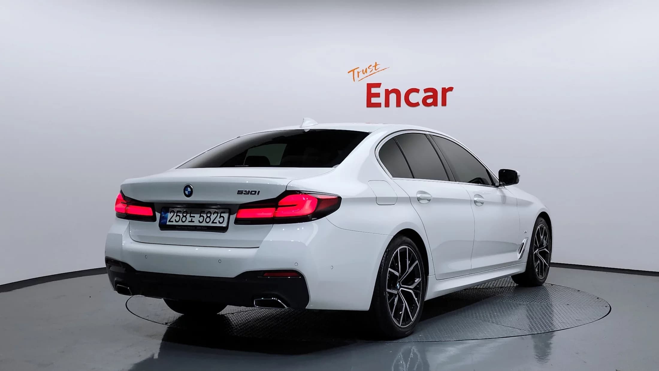 BMW 5-Series 530i M Sport Package, 2021 г. 28994 км. — фото 2
