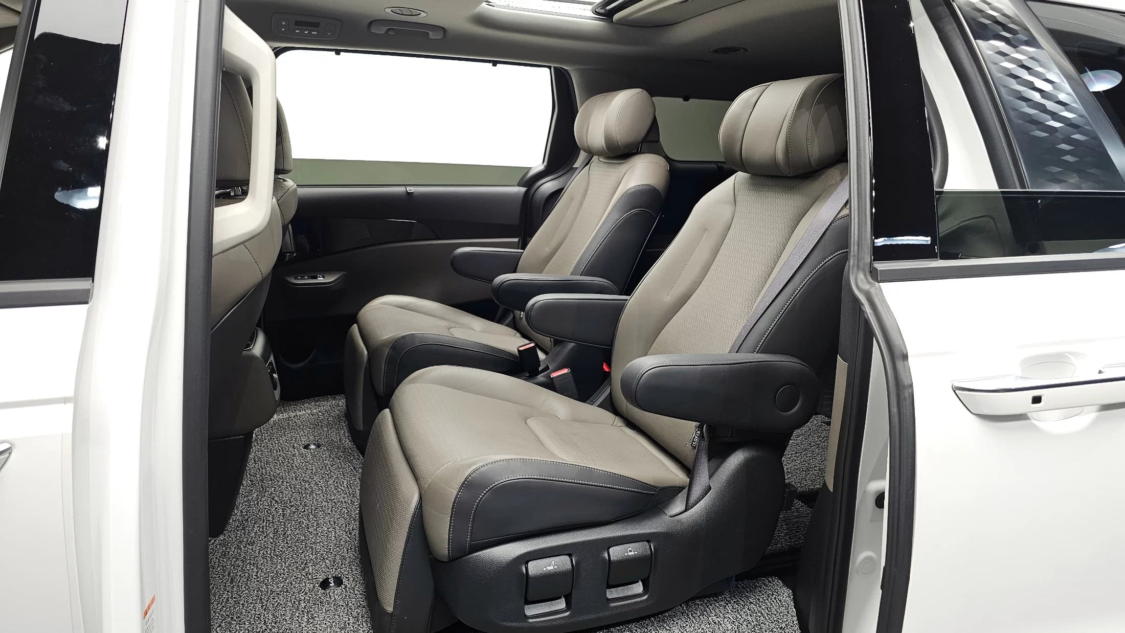 Kia Carnival HEV 7seater Signature, гибрид, 2024 г. 34289 км. — фото 12