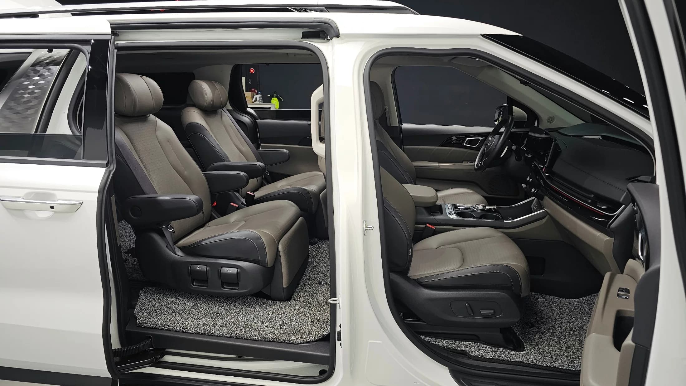 Kia Carnival HEV 7seater Signature, гибрид, 2024 г. 34289 км. — фото 10