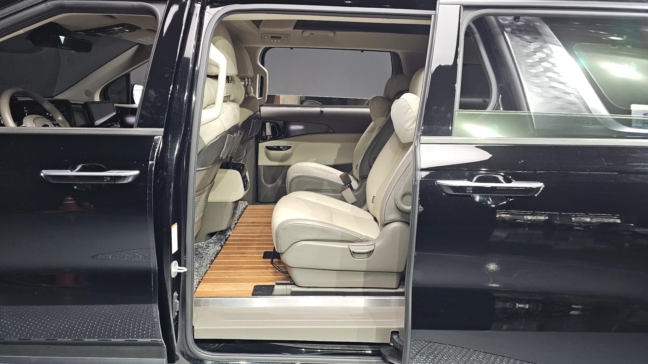 Kia Carnival 9-Seater Hi-Limousine(Special Vehicle), 2021 г. 64317 км. — фото 11