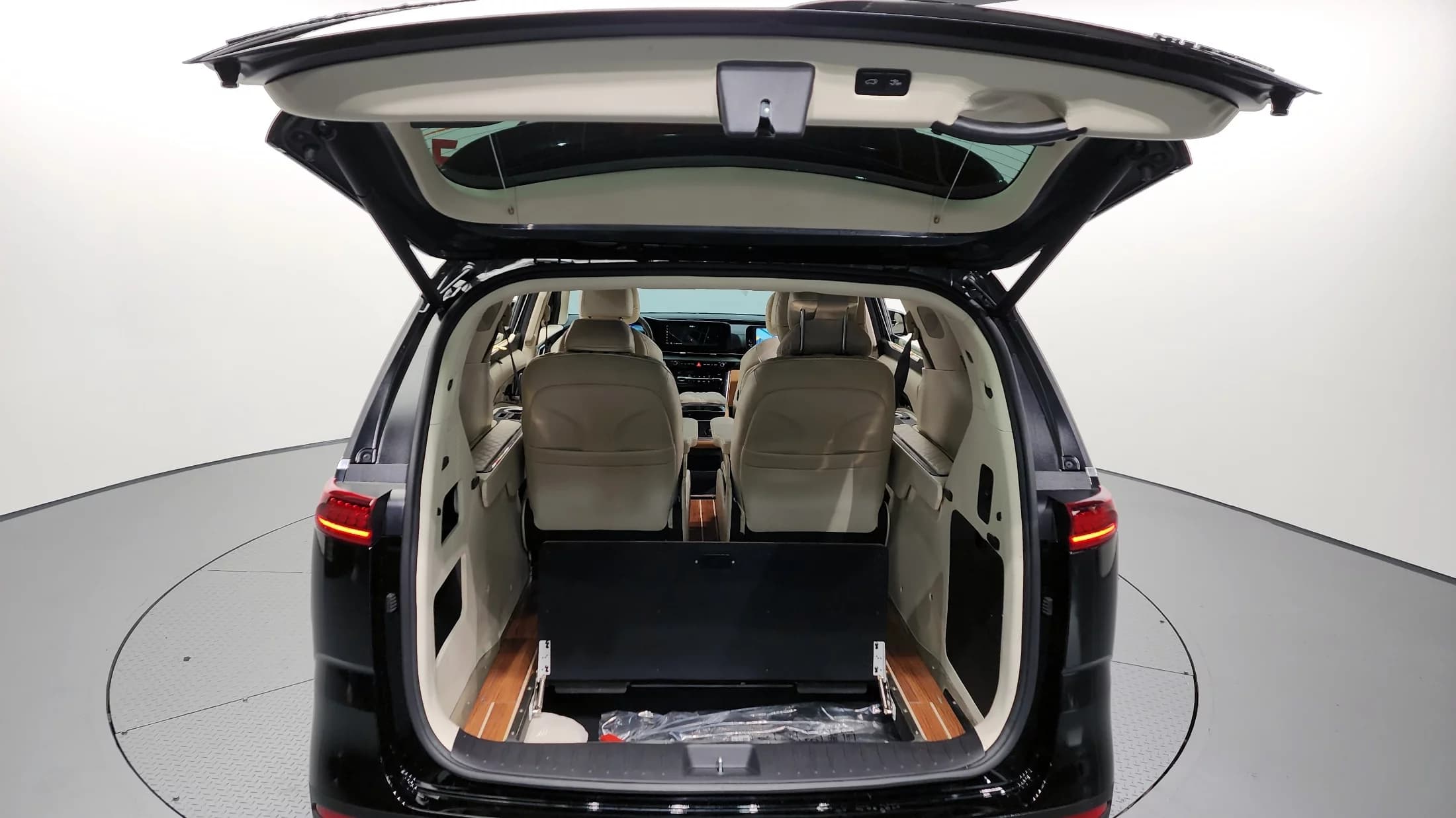 Kia Carnival Gasoline 4-Seater Hi-Limousine (Special), 2021 г. 28709 км. — фото 20