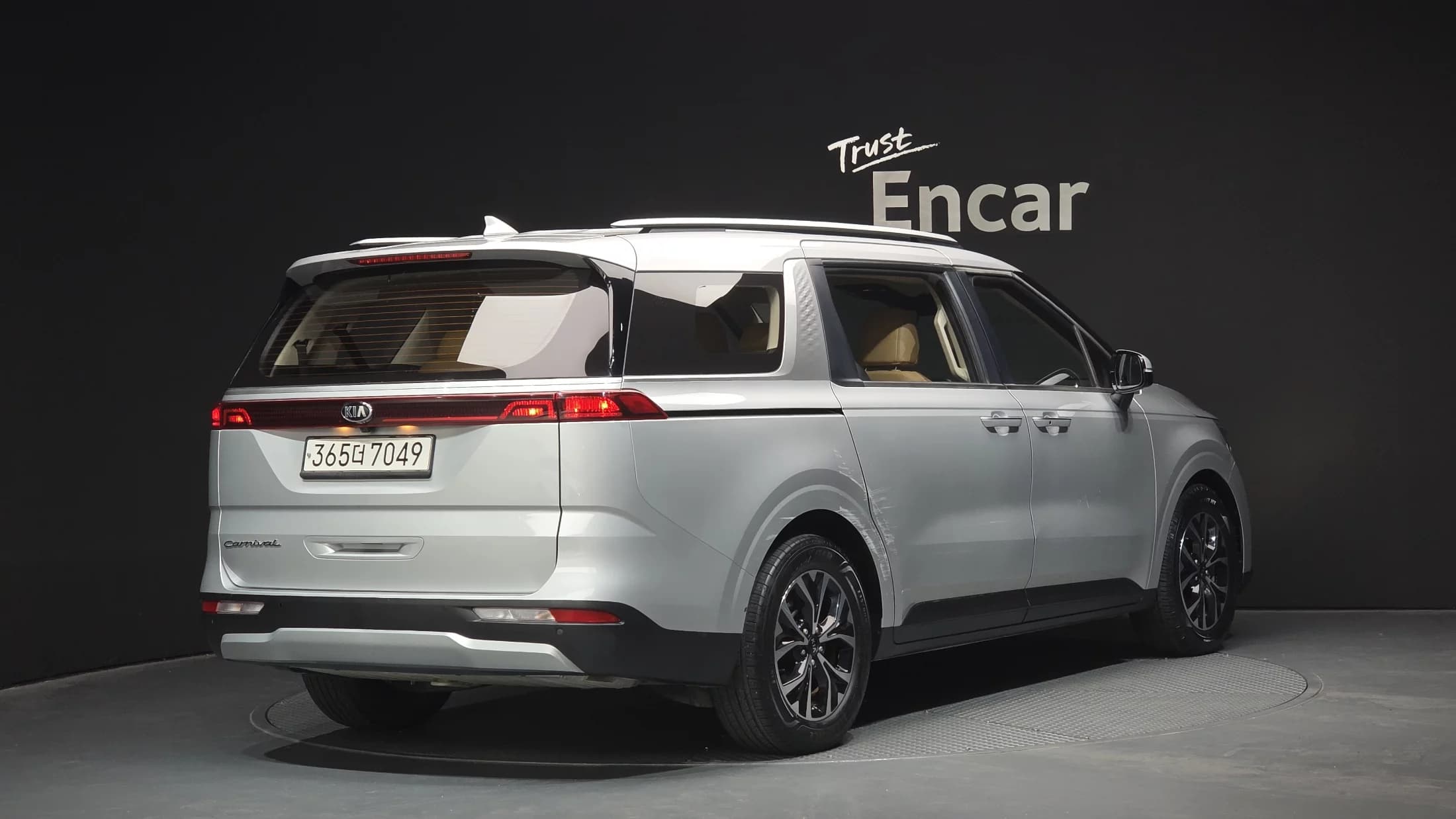 Kia Carnival 9-Seater Prestige, 2021 г. 49497 км. — фото 2