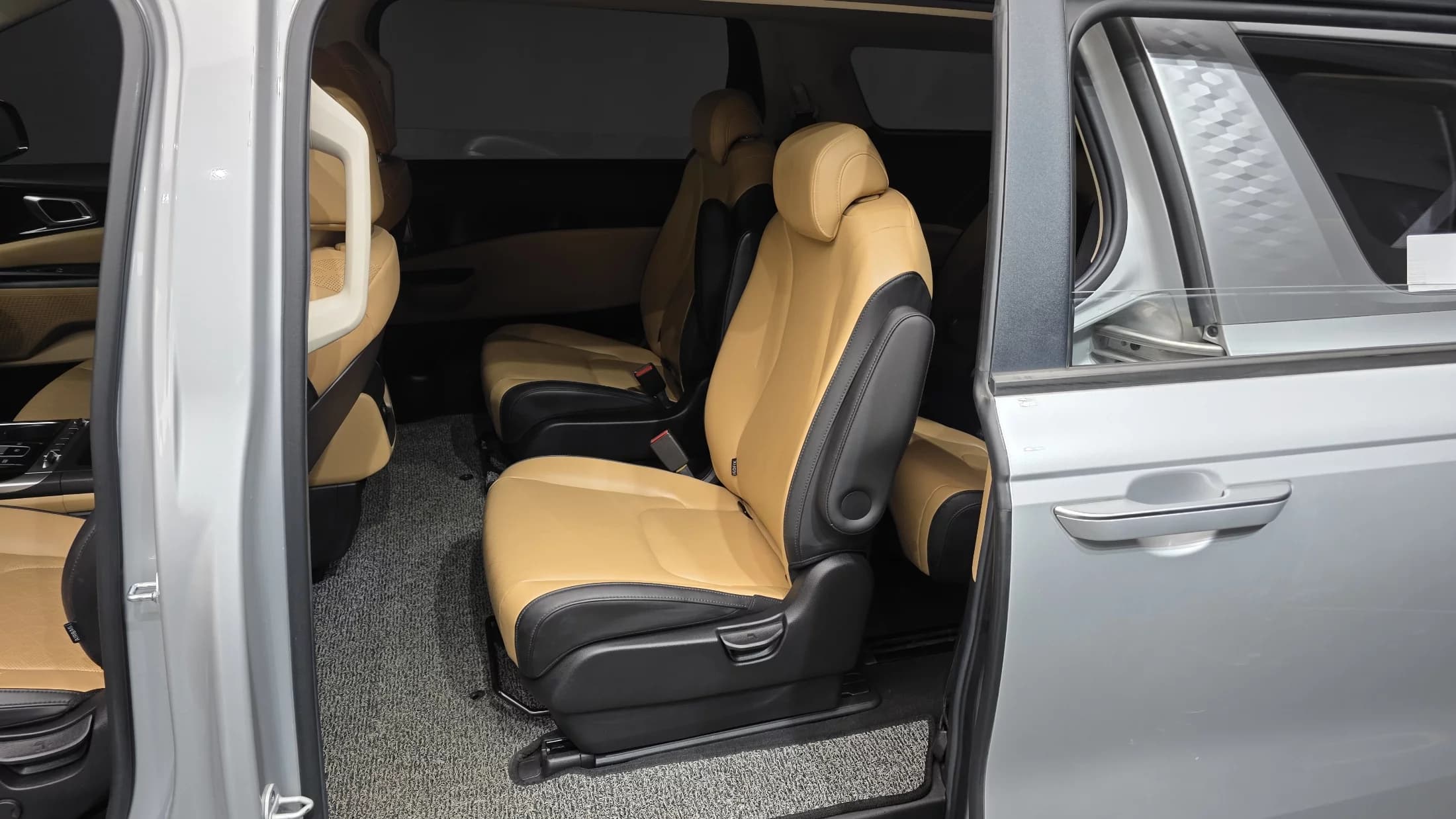 Kia Carnival 9-Seater Prestige, 2021 г. 49497 км. — фото 11