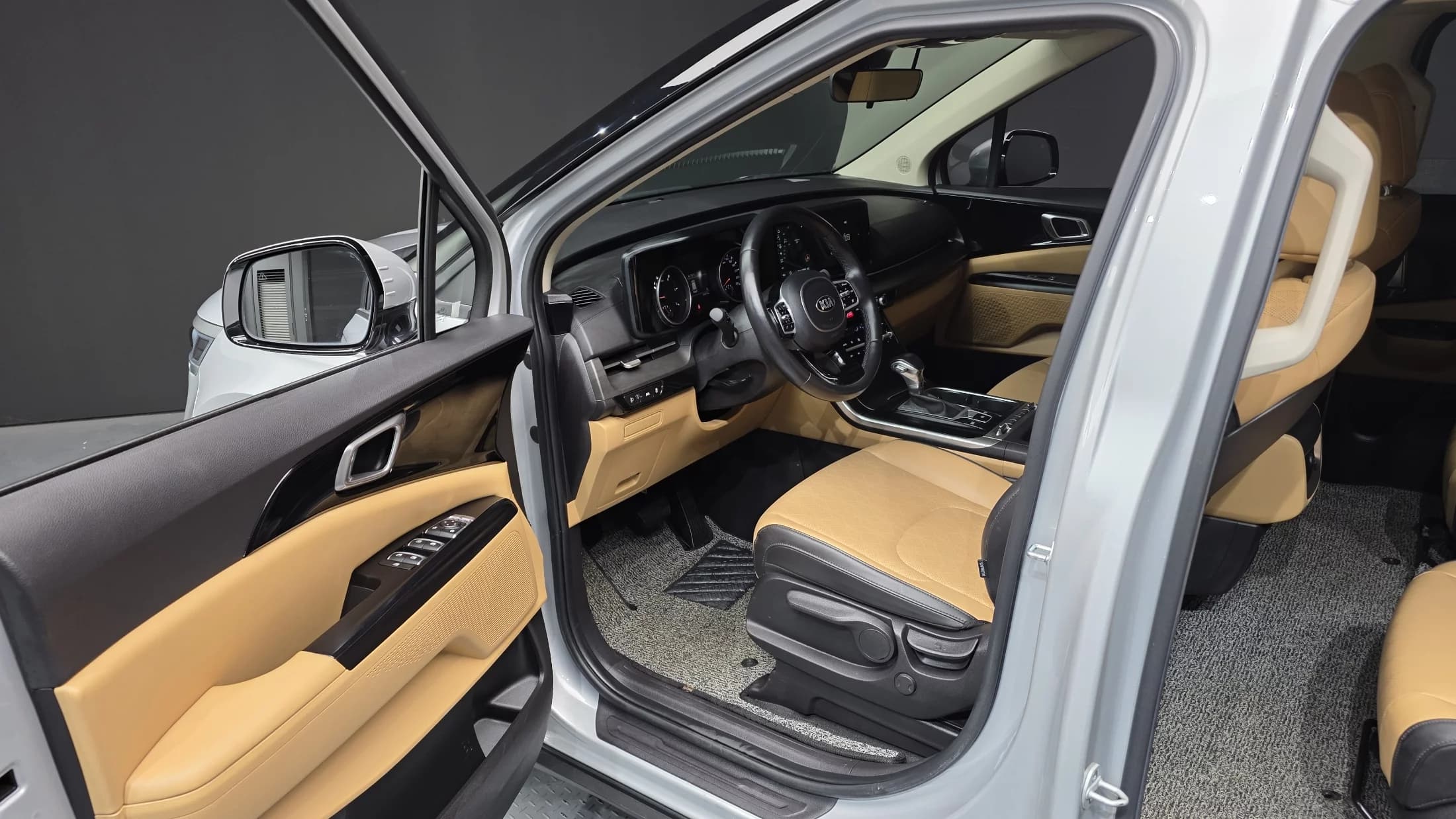 Kia Carnival 9-Seater Prestige, 2021 г. 49497 км. — фото 10