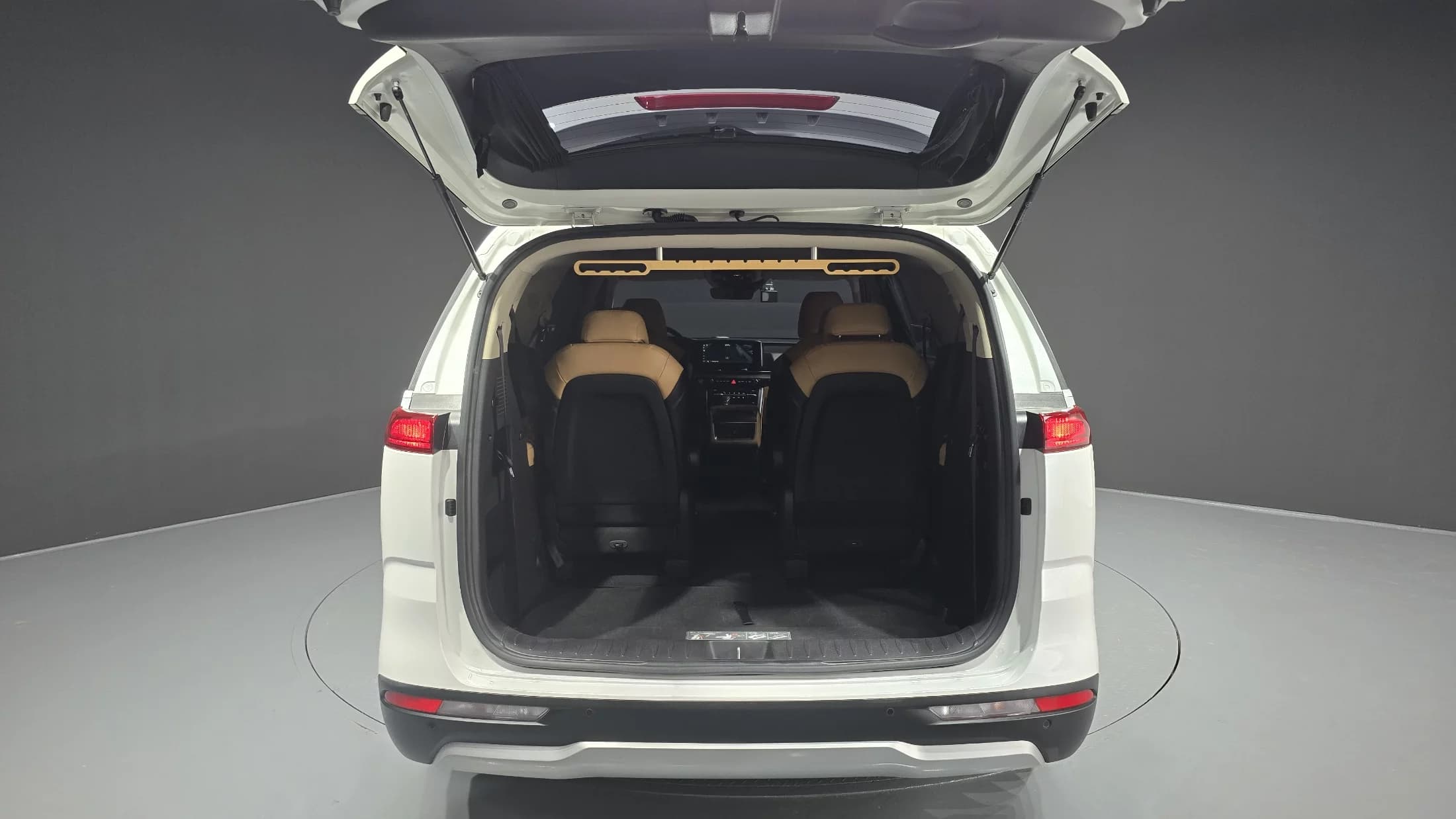 Kia Carnival 9-Seater Prestige, 2021 г. 118294 км. — фото 20