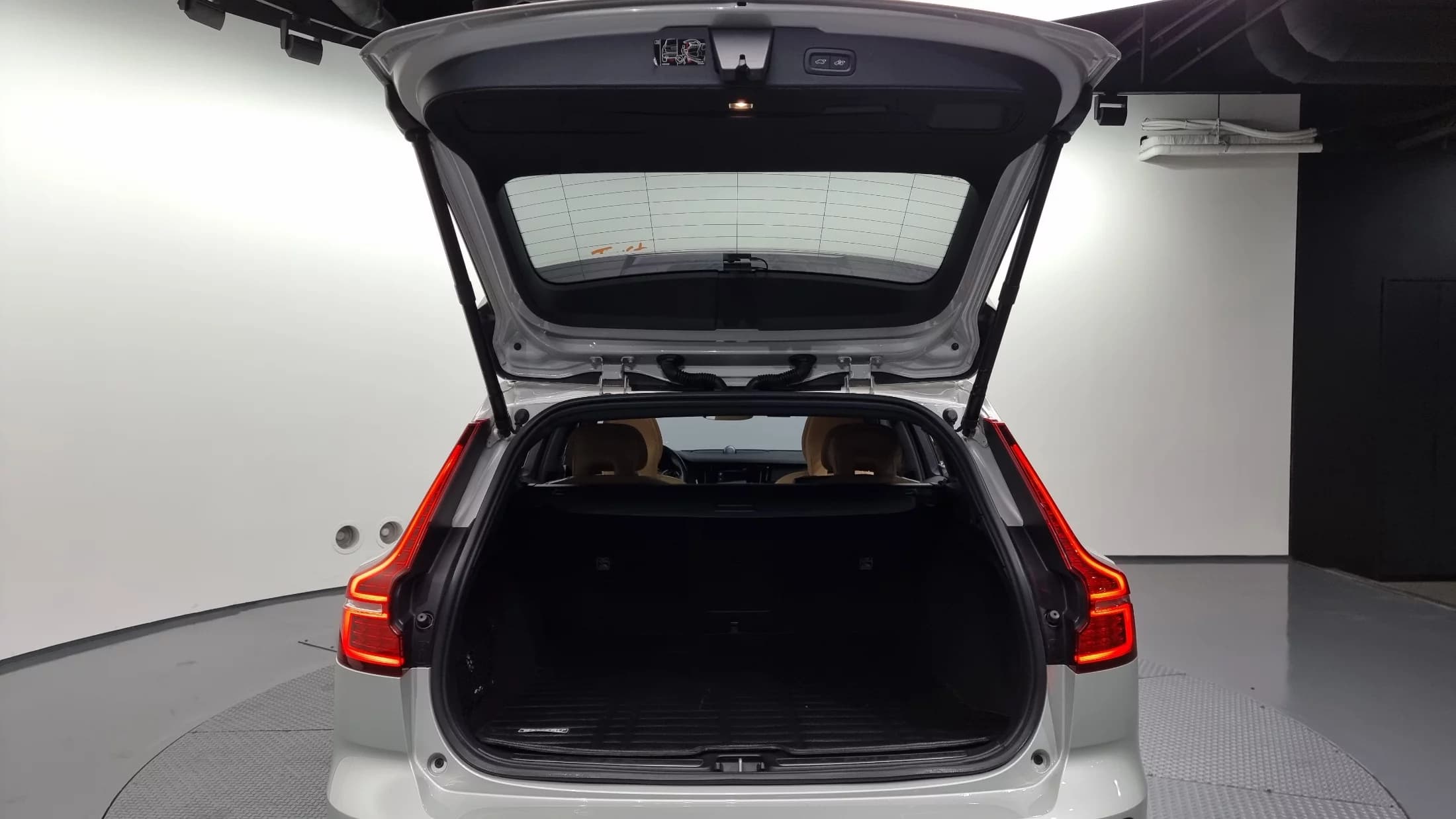 Volvo V60 B5 Pro AWD, 2021 г. 112409 км. — фото 20