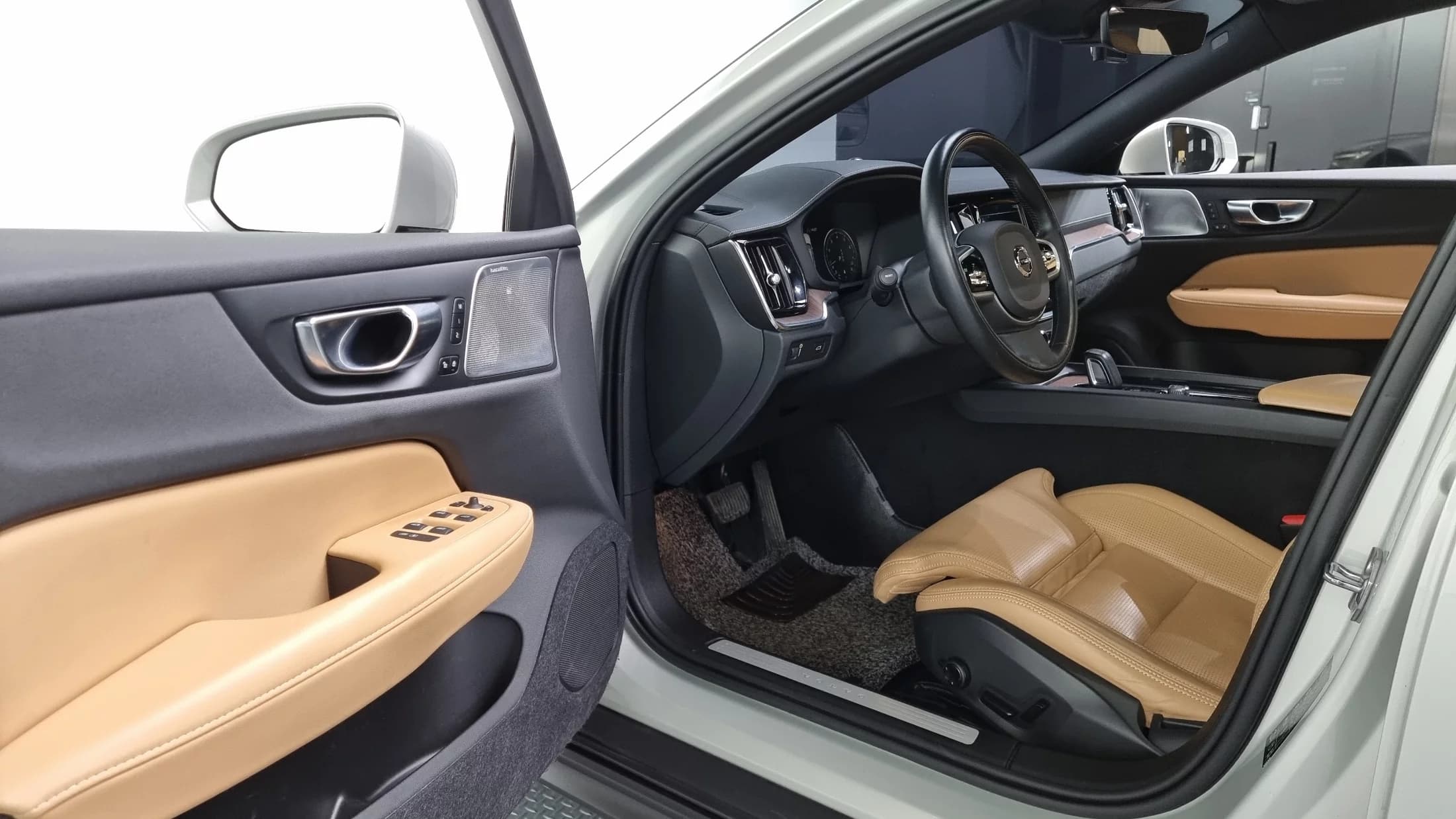 Volvo V60 B5 Pro AWD, 2021 г. 112409 км. — фото 10