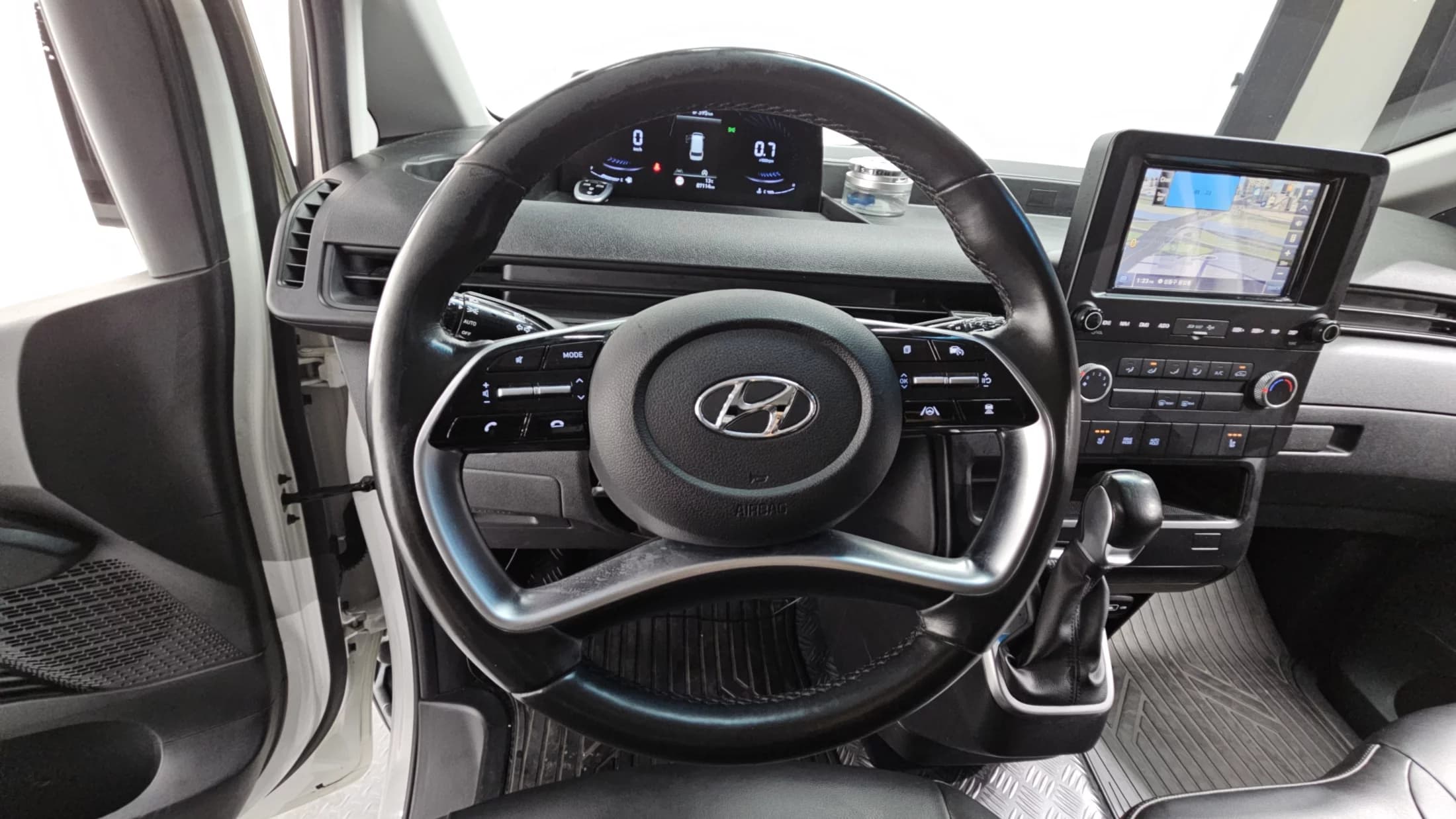 Hyundai Staria Cargo 3-Seater Modern, 2021 г. 87221 км. — фото 13