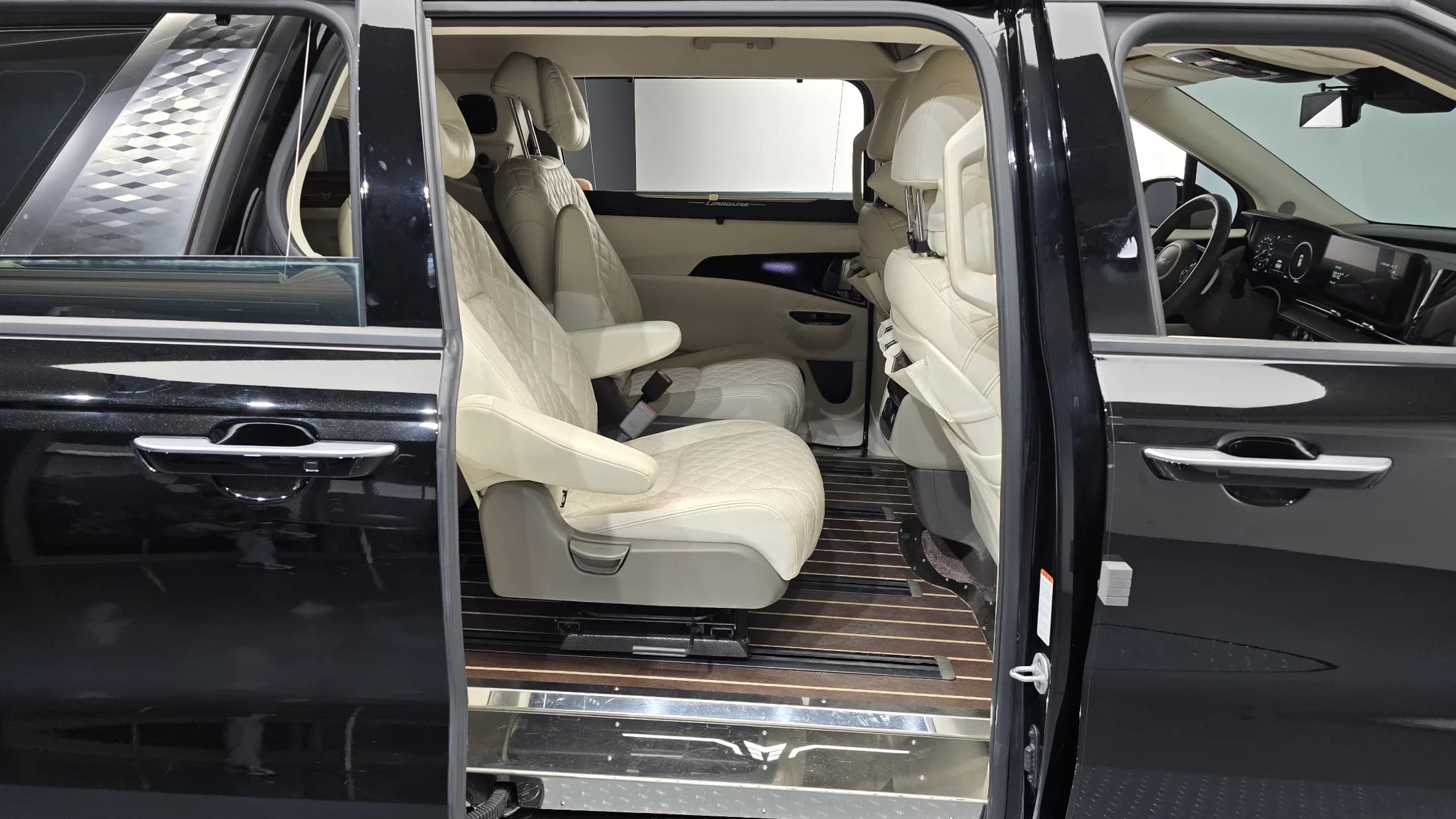 Kia Carnival Gasoline 9-seater Limousine(Special vehicle), 2023 г. 58300 км. — фото 12