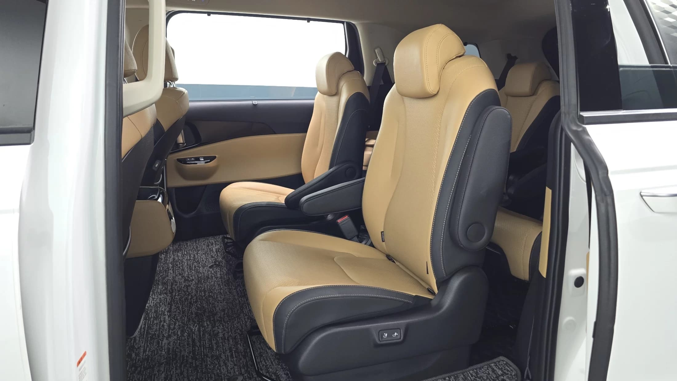 Kia Carnival 9-Seater Noblesse, 2022 г. 97190 км. — фото 12