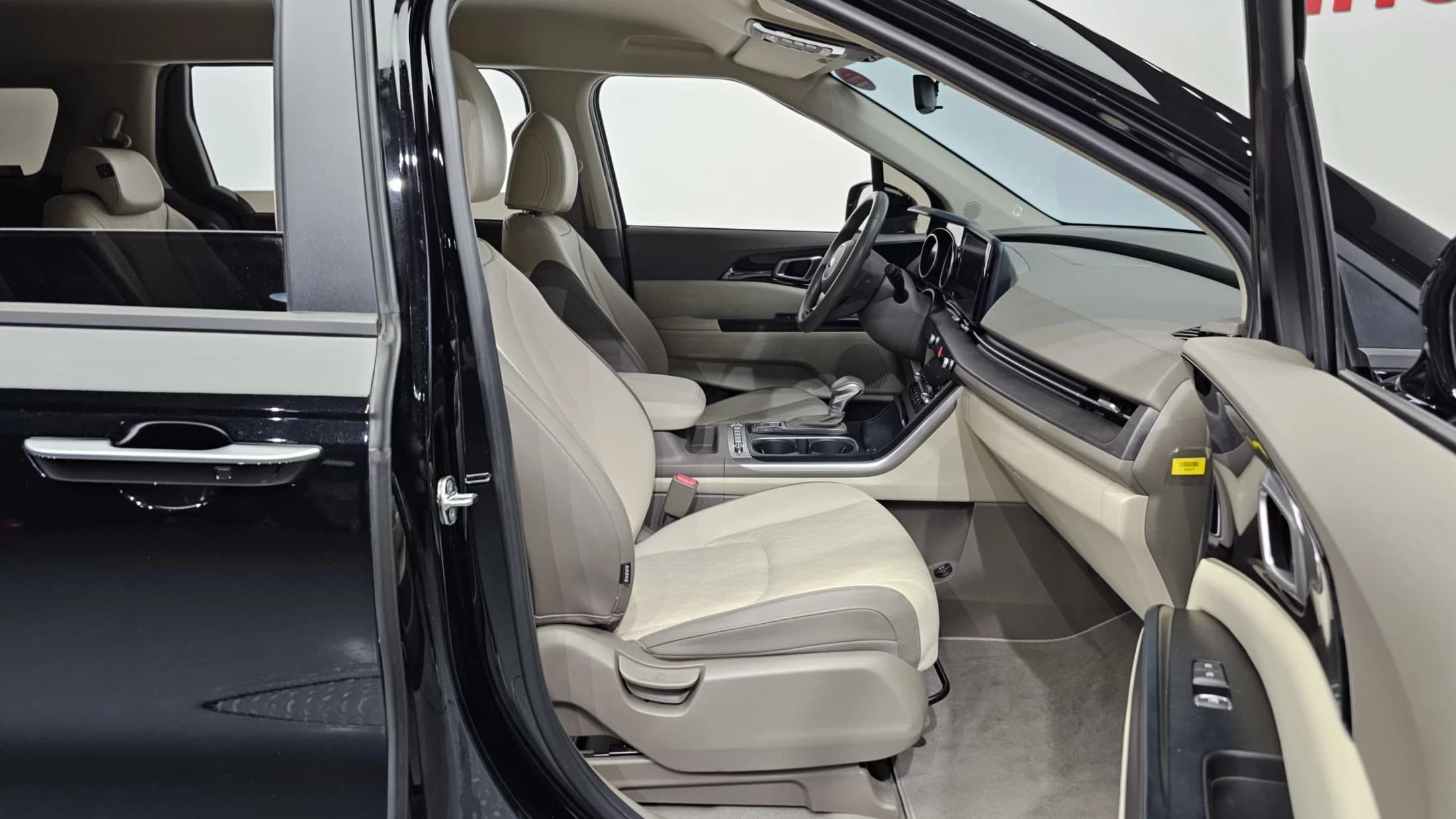 Kia Carnival 9-Seater Prestige, 2021 г. 22333 км. — фото 11