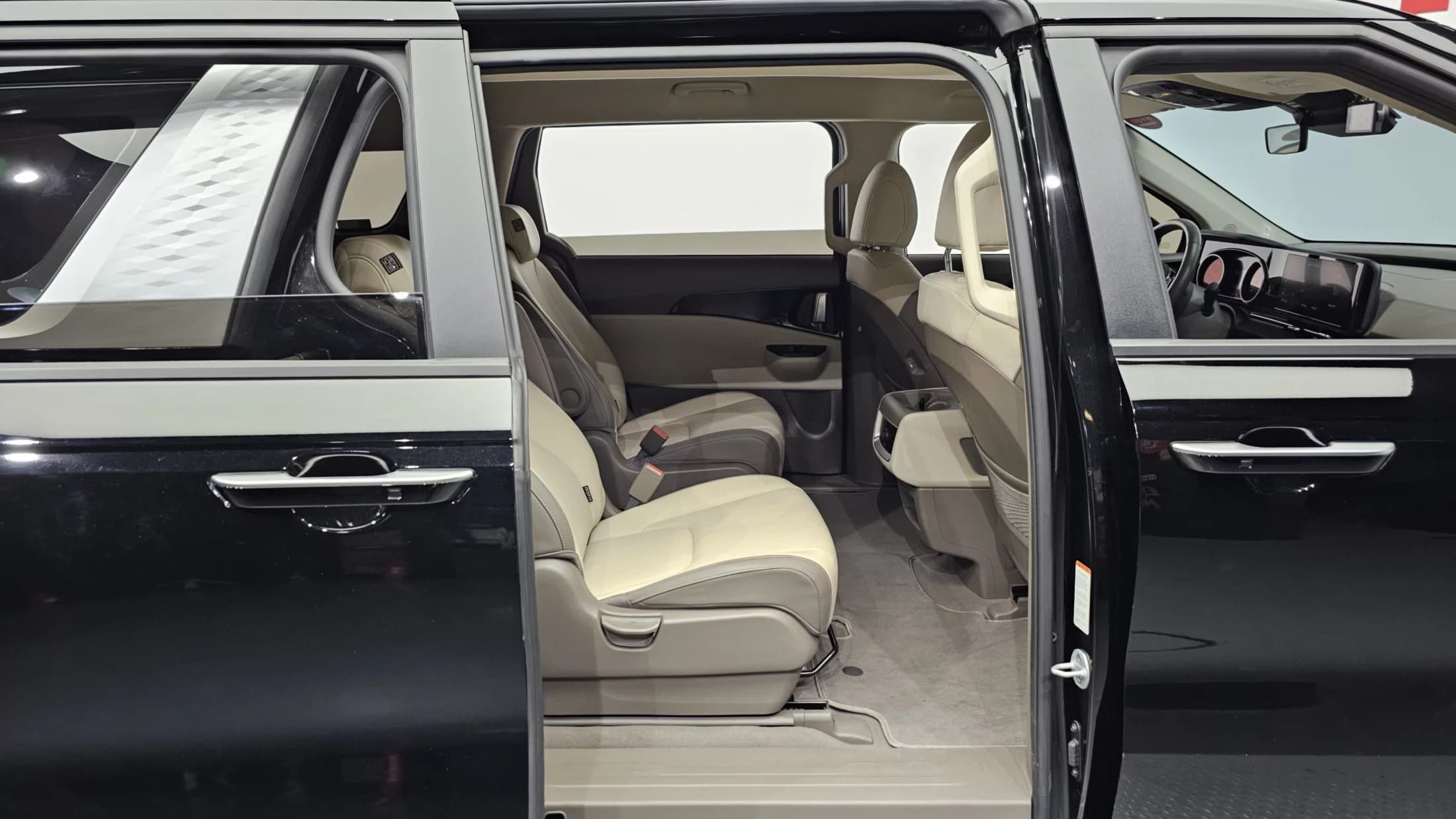 Kia Carnival 9-Seater Prestige, 2021 г. 22333 км. — фото 12