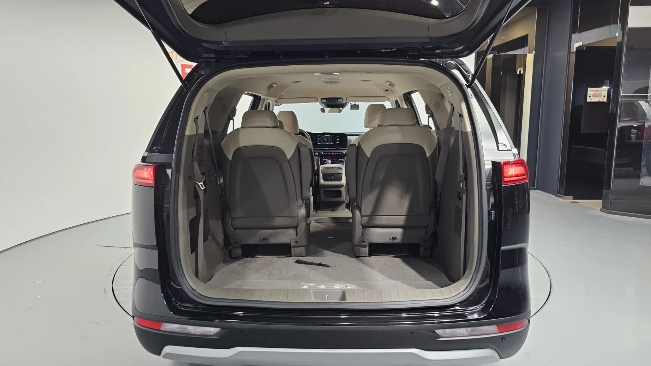 Kia Carnival 9-Seater Prestige, 2021 г. 22333 км. — фото 20