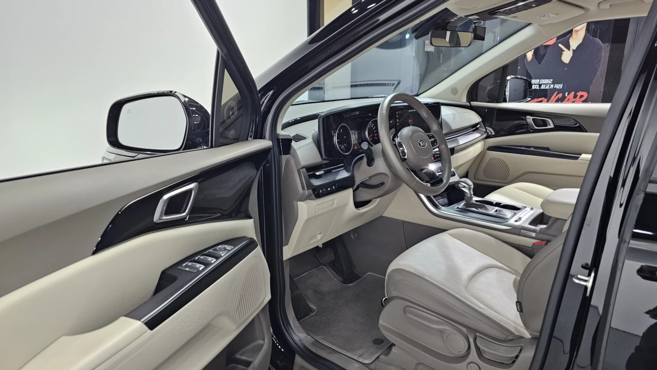 Kia Carnival 9-Seater Prestige, 2021 г. 22333 км. — фото 10