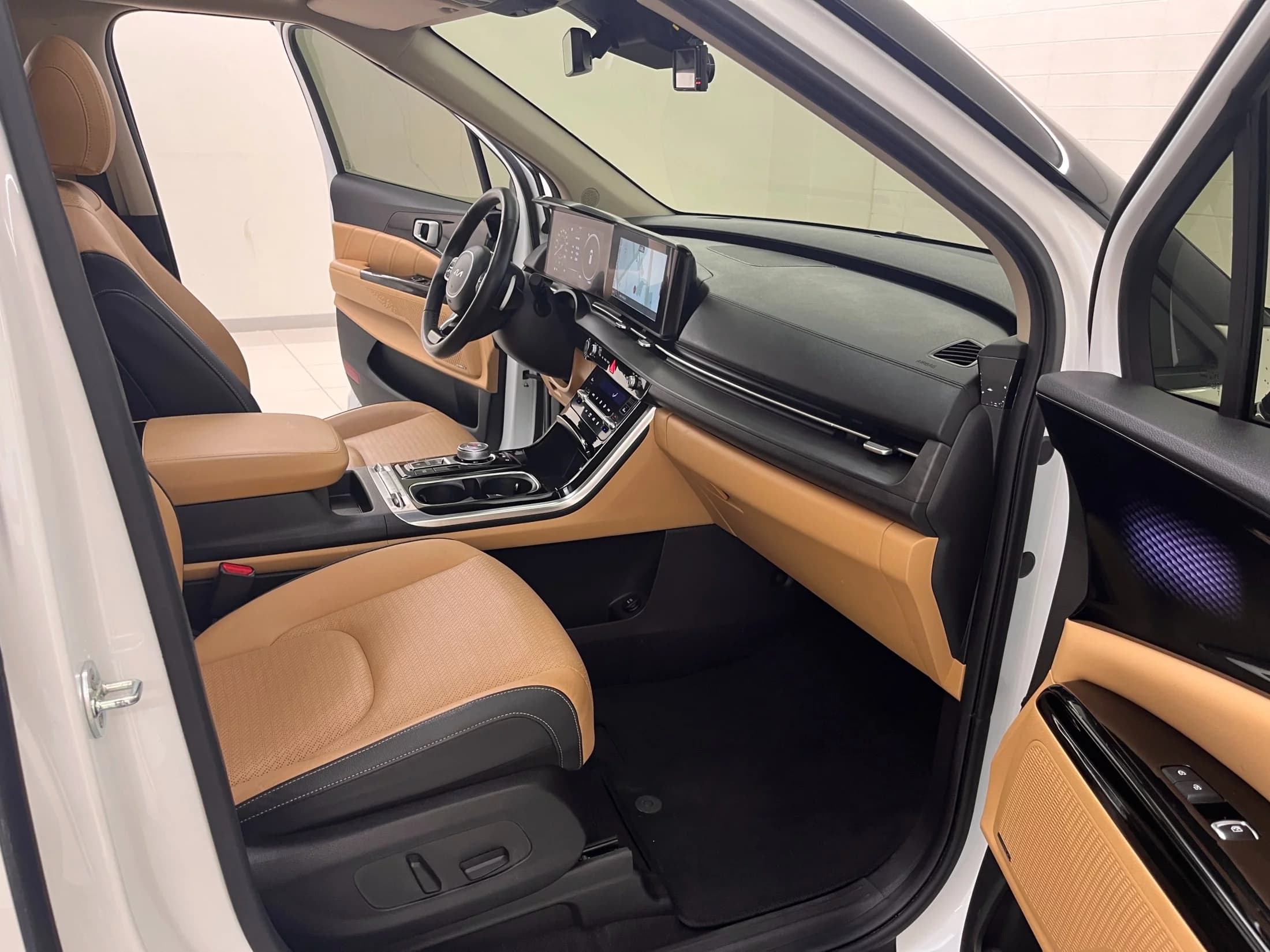Kia Carnival 9-Seater Signature, 2022 г. 66999 км. — фото 14