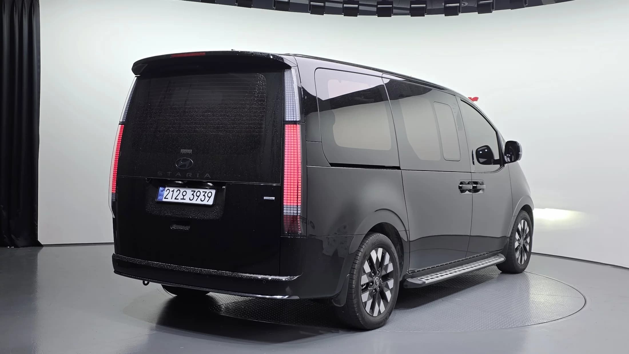 Hyundai Staria 4WD Lounge 9-Seater Inspiration, 2025 г. 5369 км. — фото 2