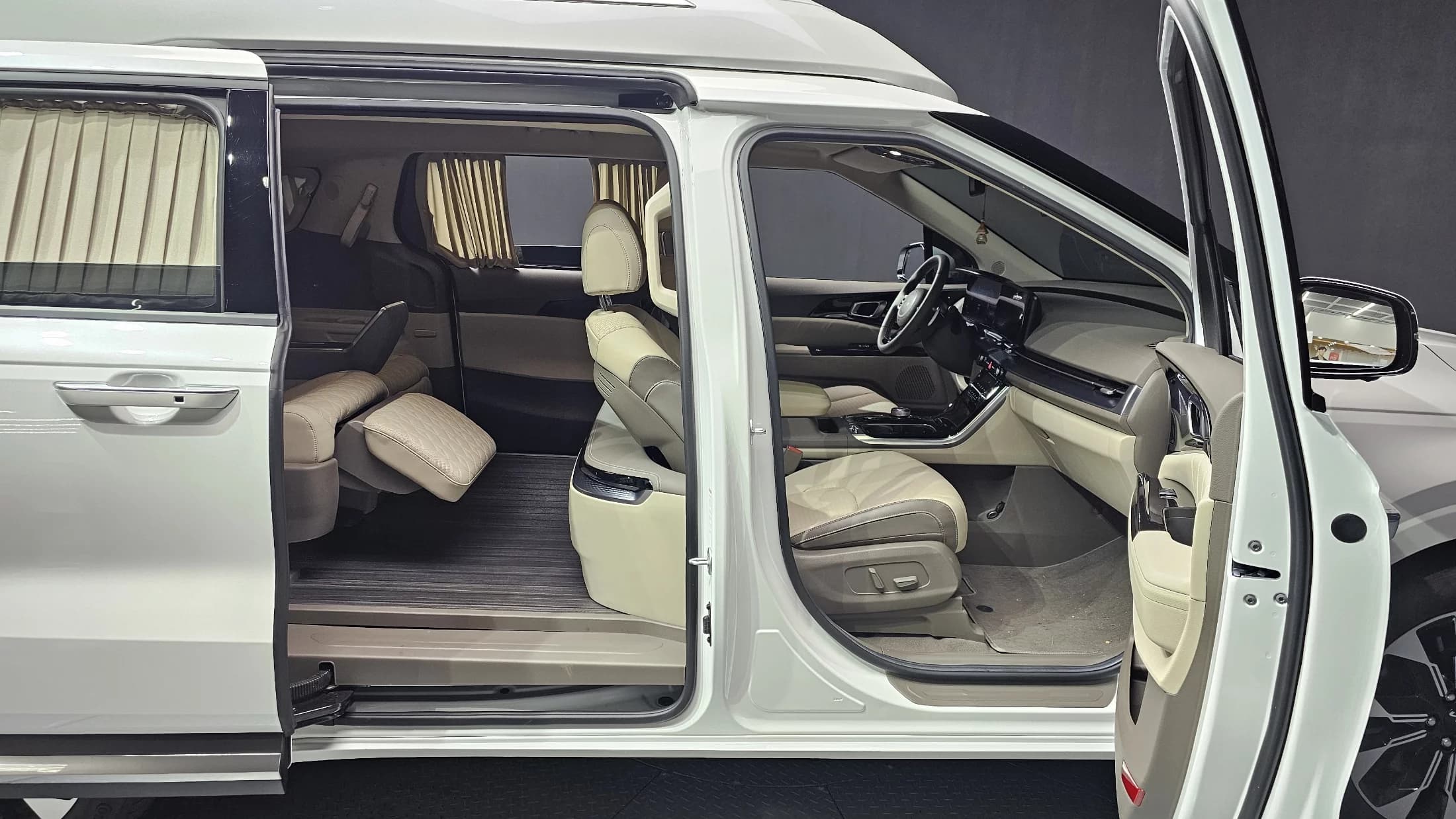 Kia Carnival Gasoline 4-Seater Hi-Limousine Signature, 2023 г. 16091 км. — фото 11